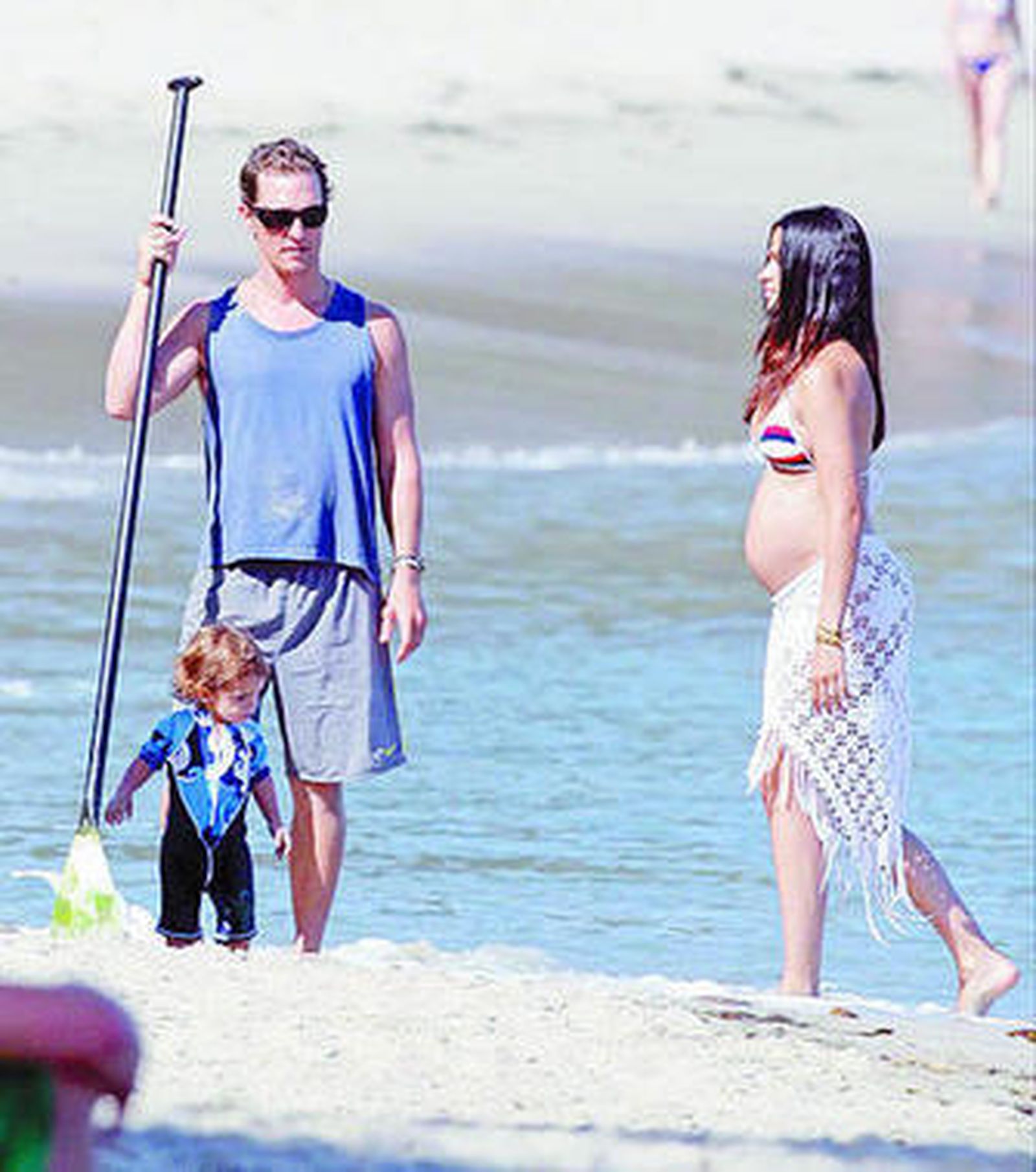 Camila Alves luce embarazo junto a su marido e hijo