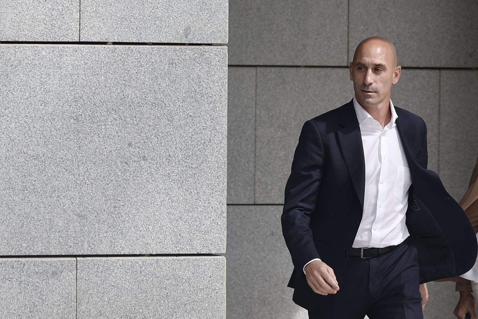 Rubiales volverá a España el próximo 6 de abril y muestra su "total disposición" a colaborar con la investigación