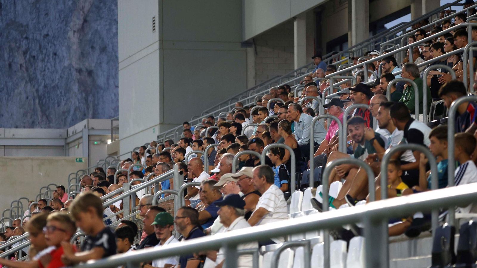 El público en el Ciudad de La Línea.