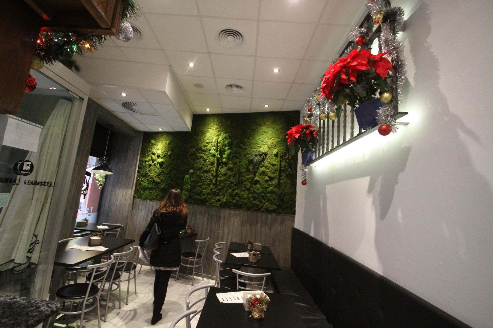 Cocina de mercado fusionada con gastronomía oriental. En La Barandilla han elaborado una carta basada en la experiencia de su responsable de cocina, Daniel Bendala, en el sector de la gastronomía. Entre sus platos destacan el lingote de 'foie', queso y manzana, la torta de Inés Rosales con pollo al curry y chili dulce o la torta de naranja de Inés Rosales con crema de aguacate, salmón marinado y vinagreta de tomate y rúcula, entre otros.