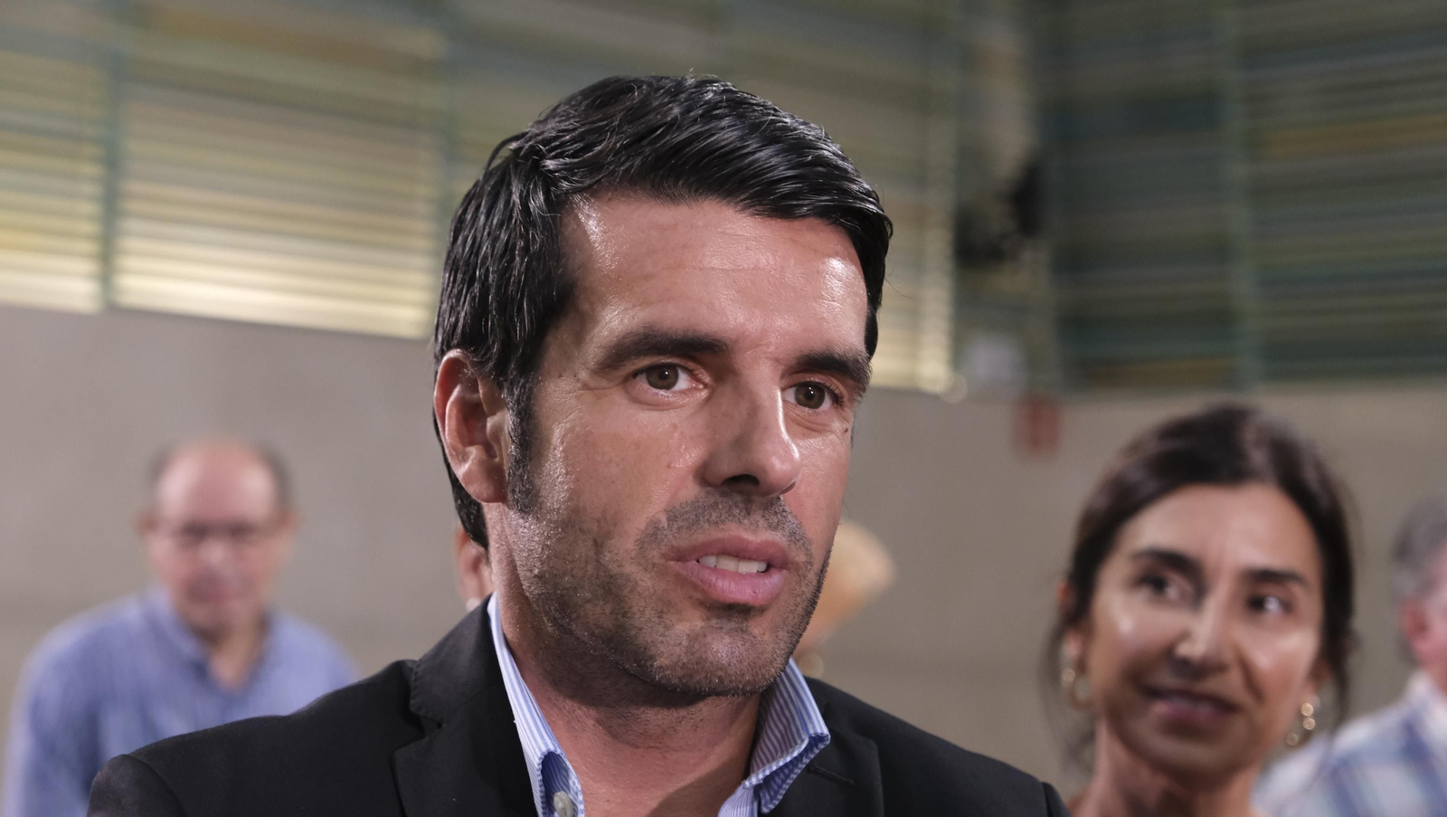 Imágenes de la entrega del capote de paseo de la feria taurina 2021 en honor a la Virgen del Mar, al torero Emilio de Justo