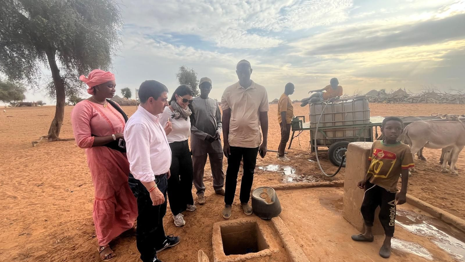 Francisco Reyes durante su visita a Senegal.