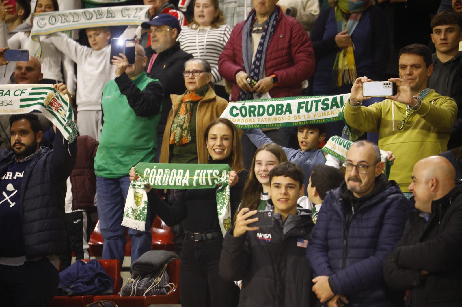 Las mejores fotos del ambiente en Vista Alegre para el Córdoba Futsal - Barça