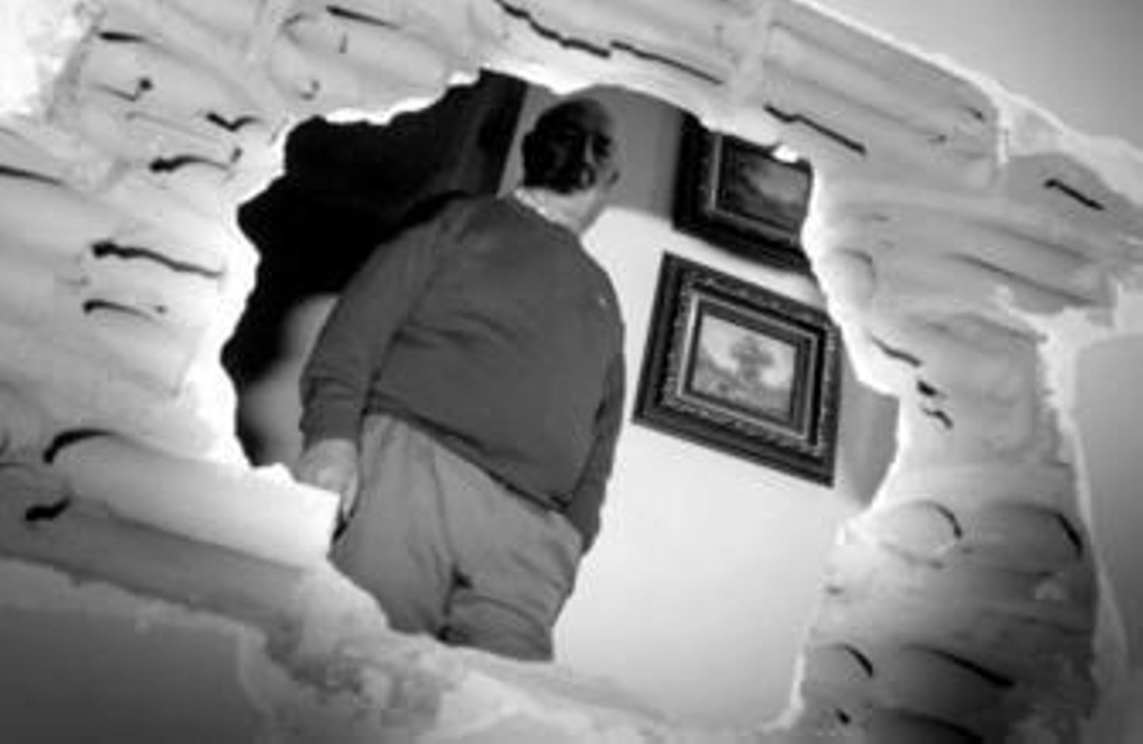 Rodrigo Barrera muestra el butrón que los cacos realizaron el sábado en el tabique que separa las viviendas de sus hijas.