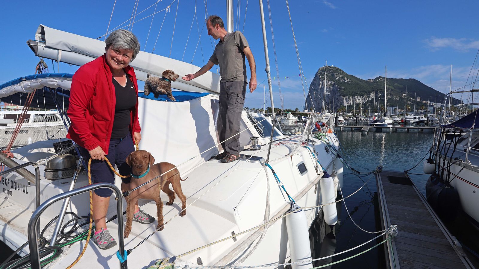 Medio centenar de personas de diferentes nacionalidades pasa el estado de alarma en sus yates y veleros en Alcaidesa Marina