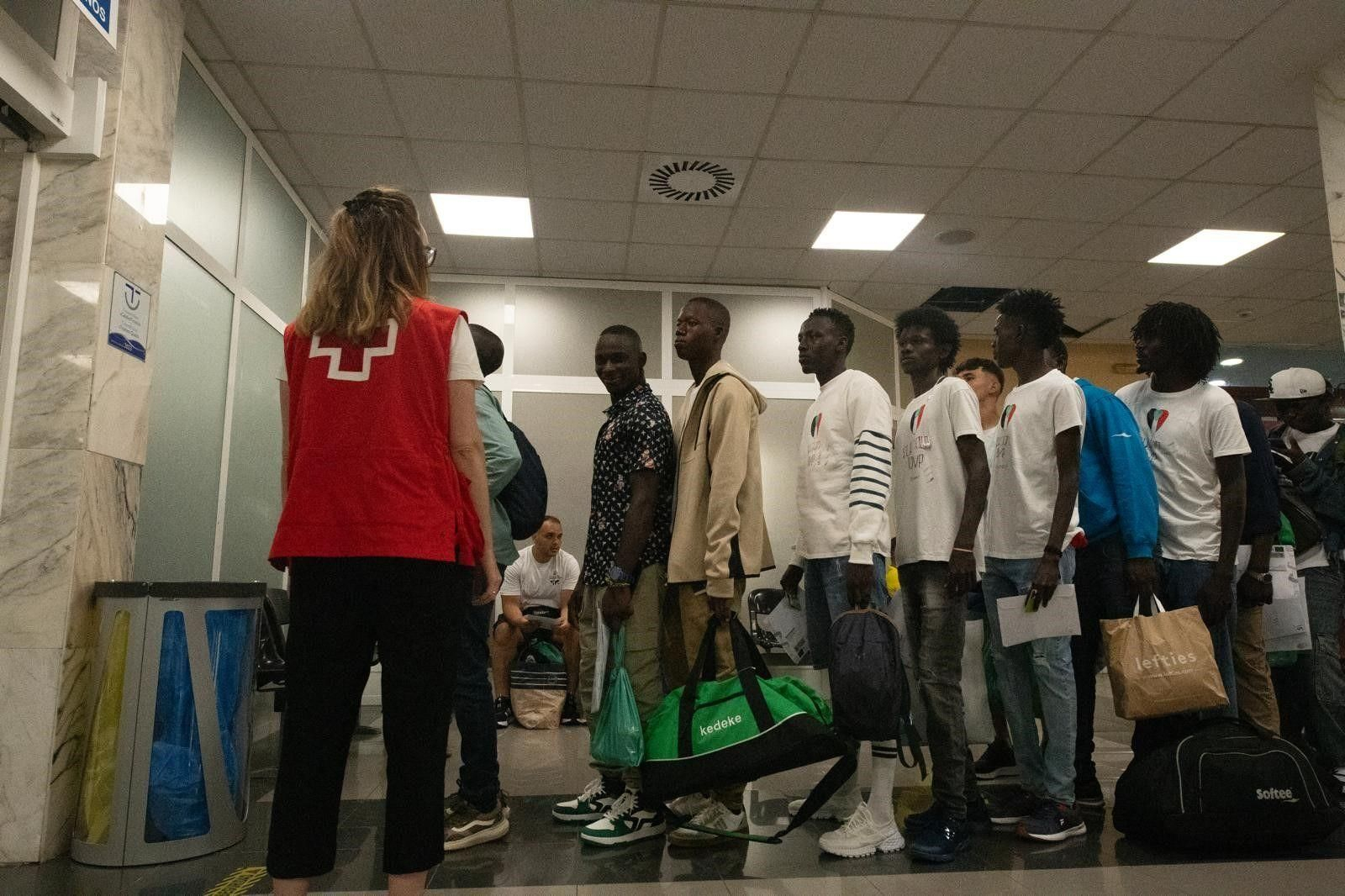 Varios migrantes a su salida del Centro de Estancia Temporal de Inmigrantes (CETI) en Ceuta.