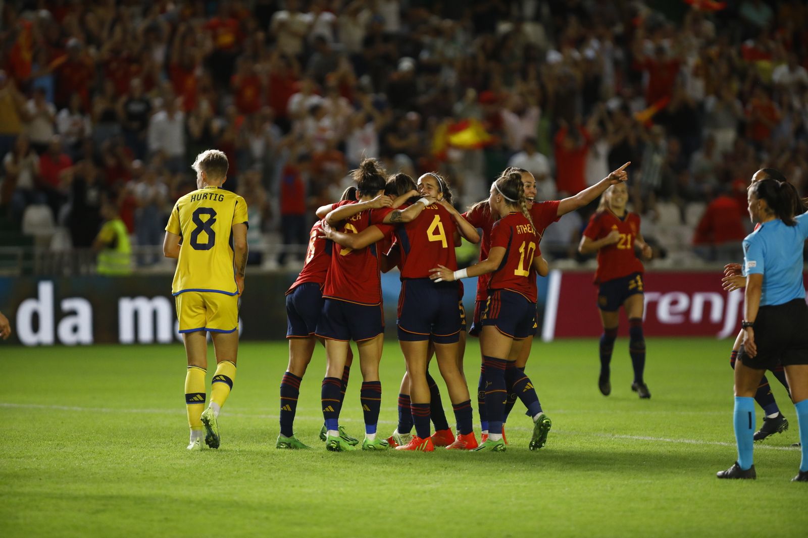 Las jugadoras españolas celebran el gol de Cardona en El Arcángel.