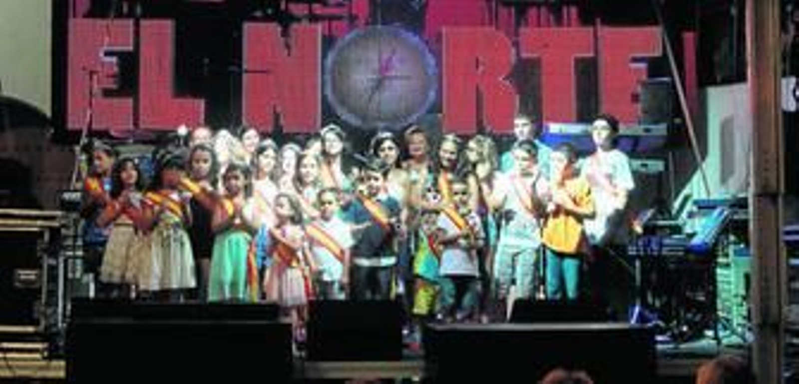 Foto de familia tras la coronación de Reinas y Damas Juveniles e Infantiles, misses y mister durante las fiestas.