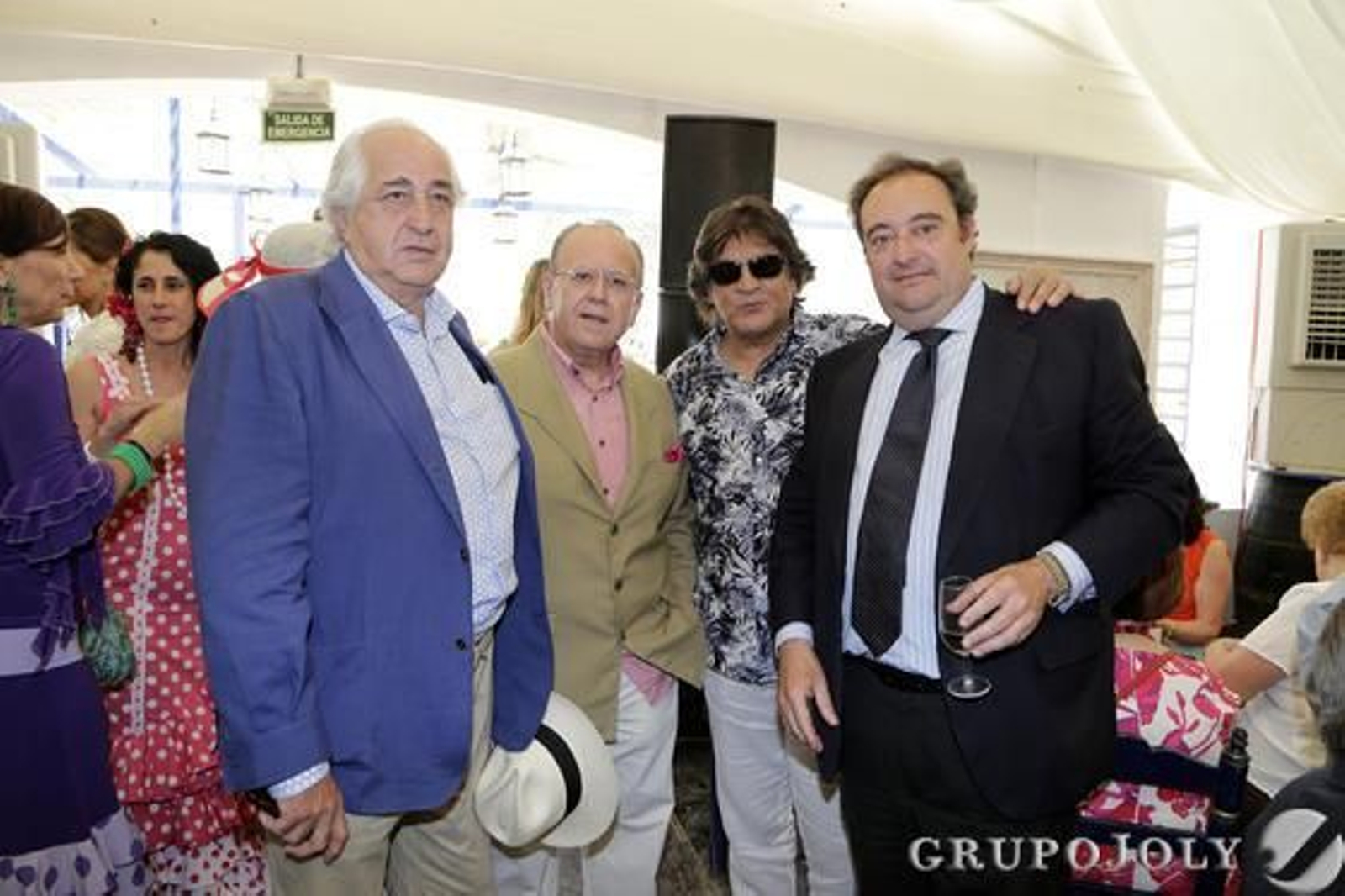 El doctor Benito Ortegón, Enrique Ruiz, el cantaor Vicente Soto ‘Sordera’ y Tomás Valiente, director general del Grupo Joly. 

Foto: Manuel Aranda
