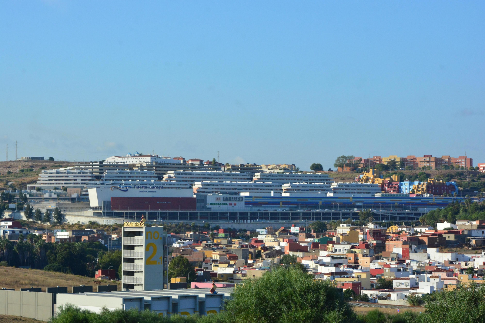 1. Vista general de Pajarete, con protagonismo de la referencia de la zona, el centro comercial Puerta Europa. 2. Así han quedado los accesos tras la remodelación de 2015. 3. Isleta en la que los vecinos piden bolardos de protección para los peatones. 4. Una de las calles de Pajarete. 5. El área en la que se proyectan nuevas viviendas. 6. La calle trasera al Puerta Europa, donde suele haber problemas con los coches en doble fila. 7. La ermita Sagrado Corazón de Jesús.