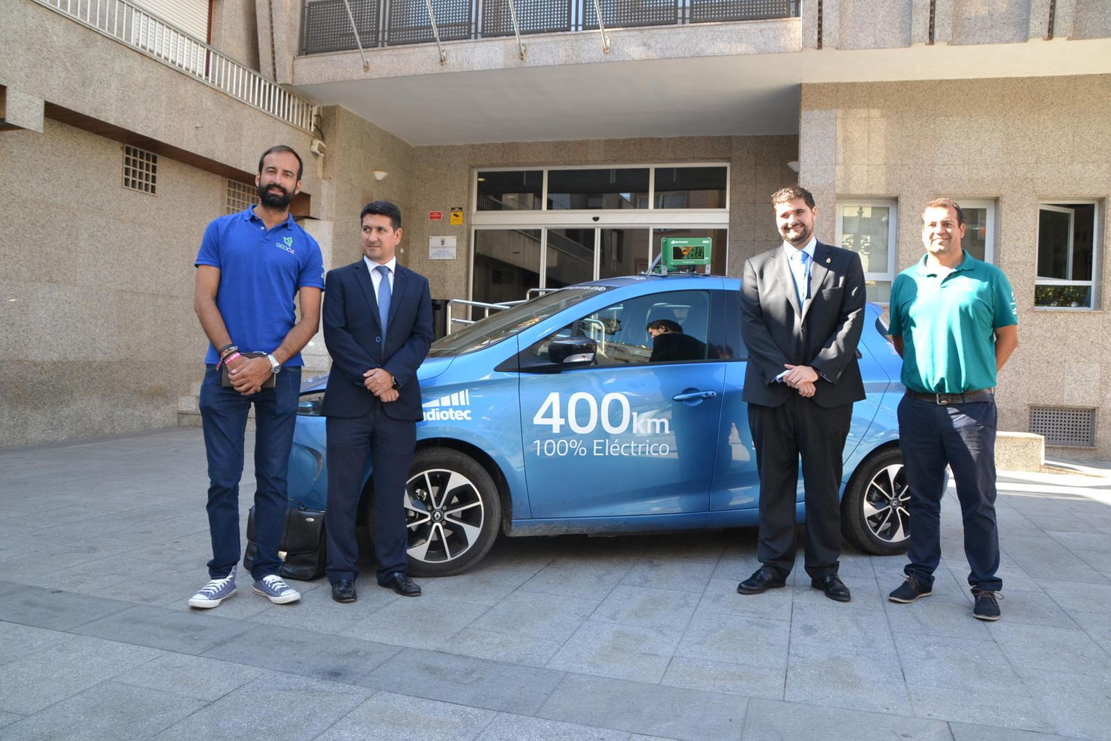 Un coche cien por cien eléctrico sirvió para realizar el recorrido por los puntos 'smart city' de Roquetas.
