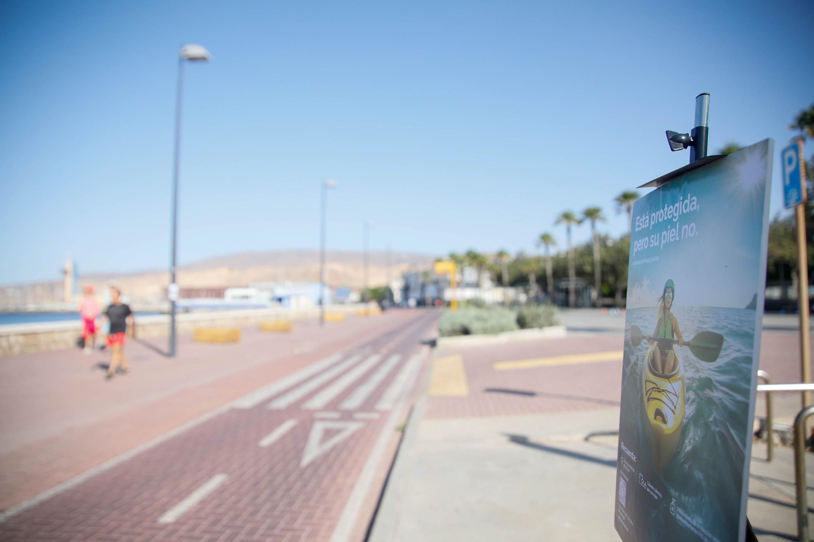 Las imágenes de la carpa informativa sobre prevención del cáncer de piel en Almería