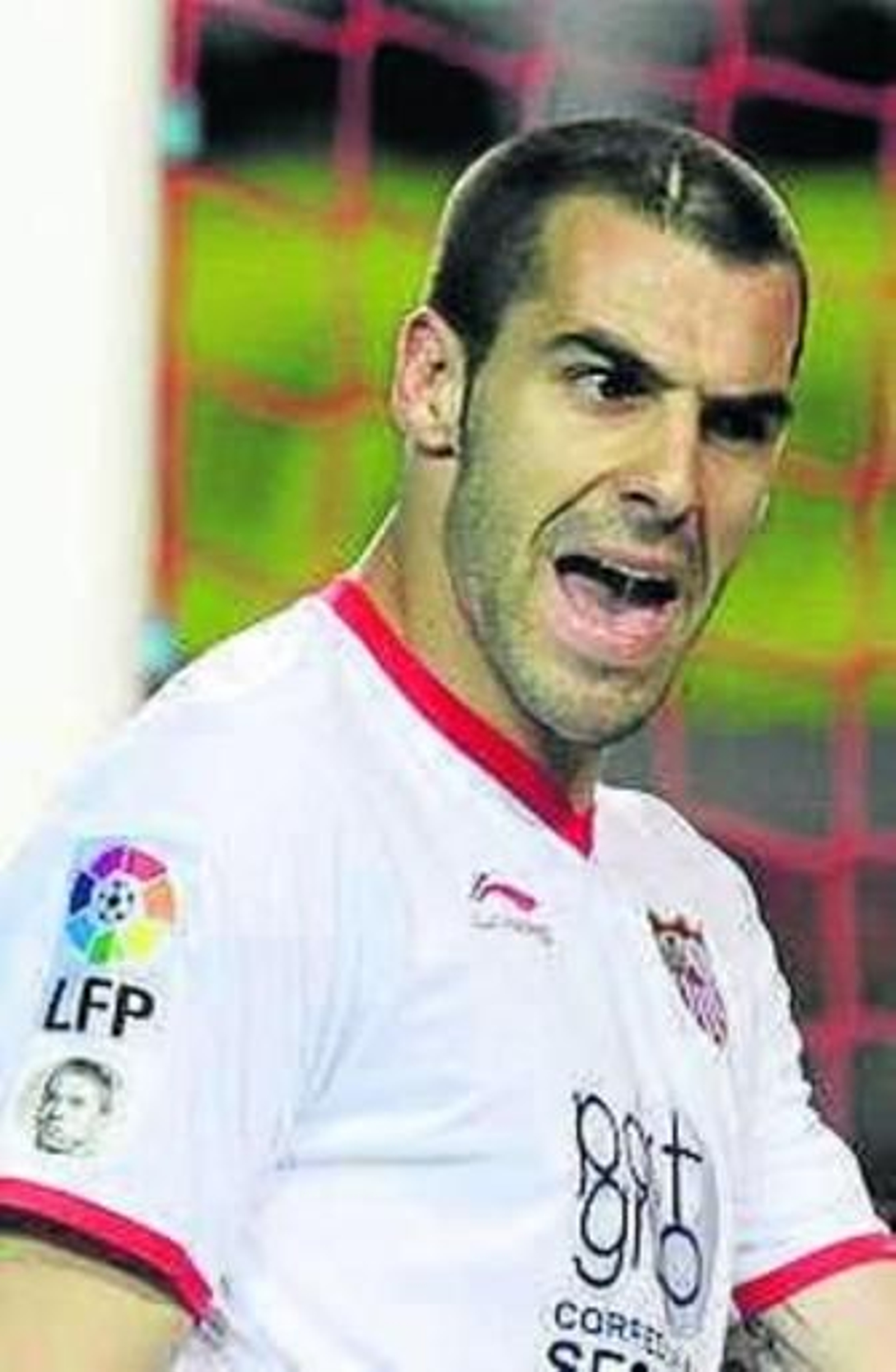 Negredo se duele de una entrada de Ballesteros, que durante la segunda mitad se le anticipó en varias ocasiones.