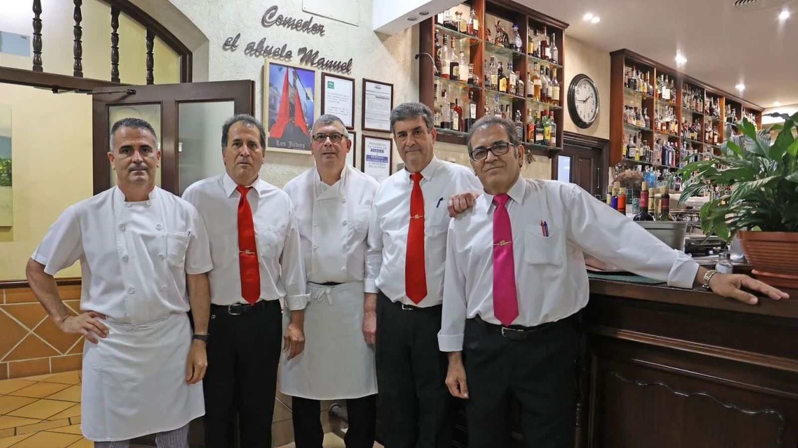 Jerez llora la muerte de Pepe Ballesteros (segundo por la izquierda), de la Venta Esteban.