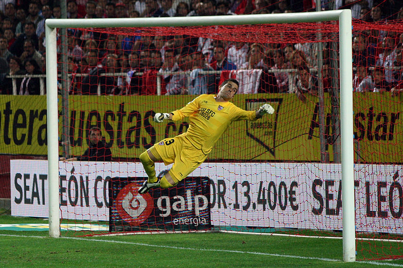 Javi Varas realiza una estirada en el Ramón Sánchez-Pizjuán.