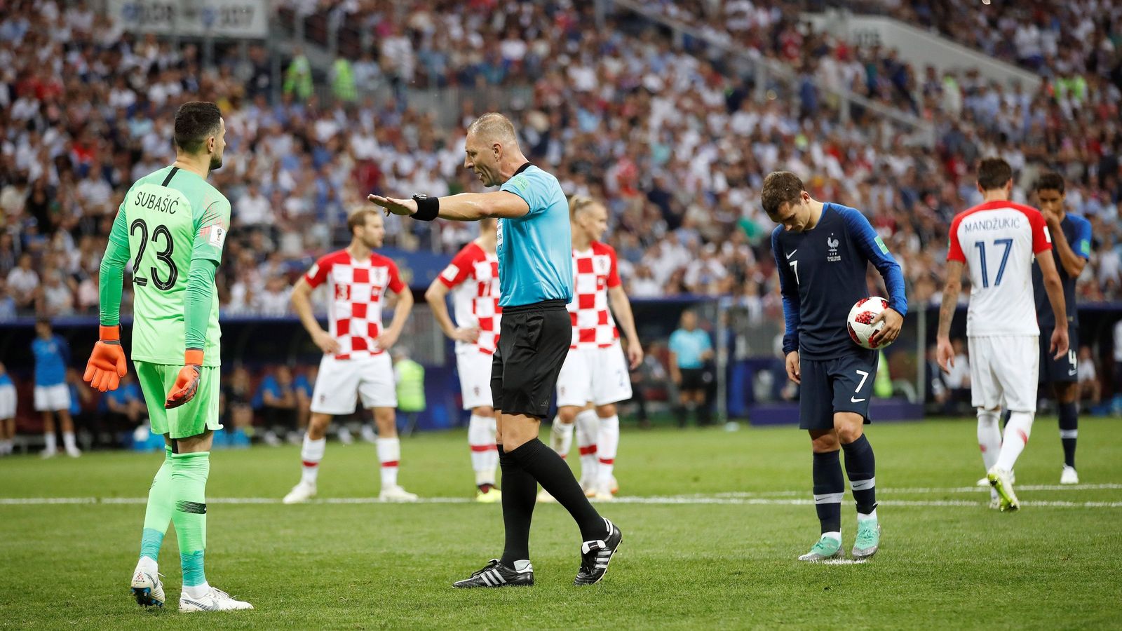 Griezmann se dispone a lanzar el penalti del segundo tanto francés.