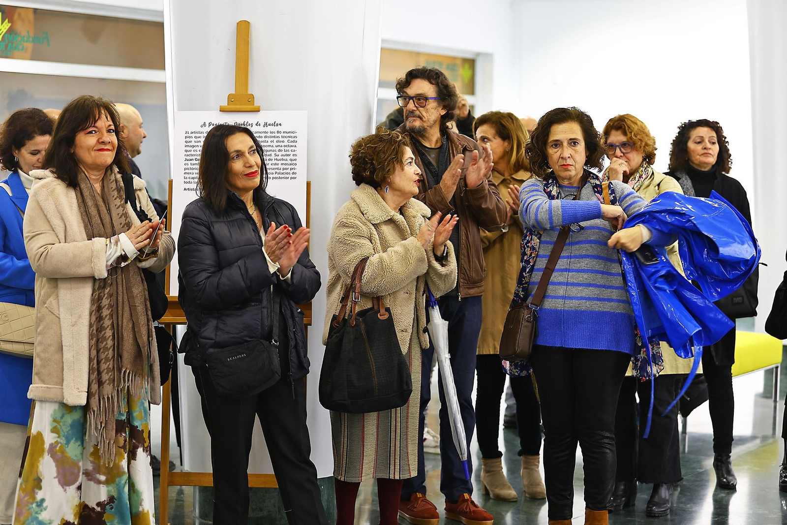 Imágenes de la inauguración de la exposición A PONIENTE en Caja Rural del Sur