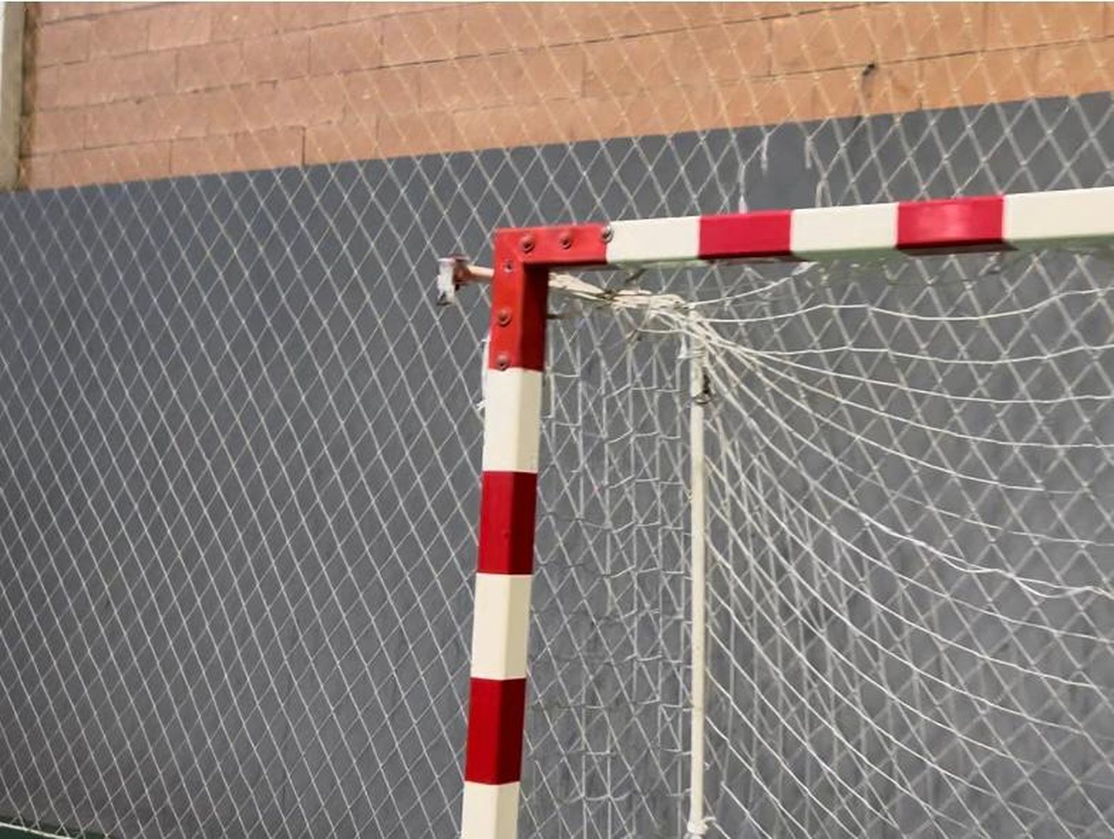 Estado de una de las portería de la pista polideportiva de La Salobreja.