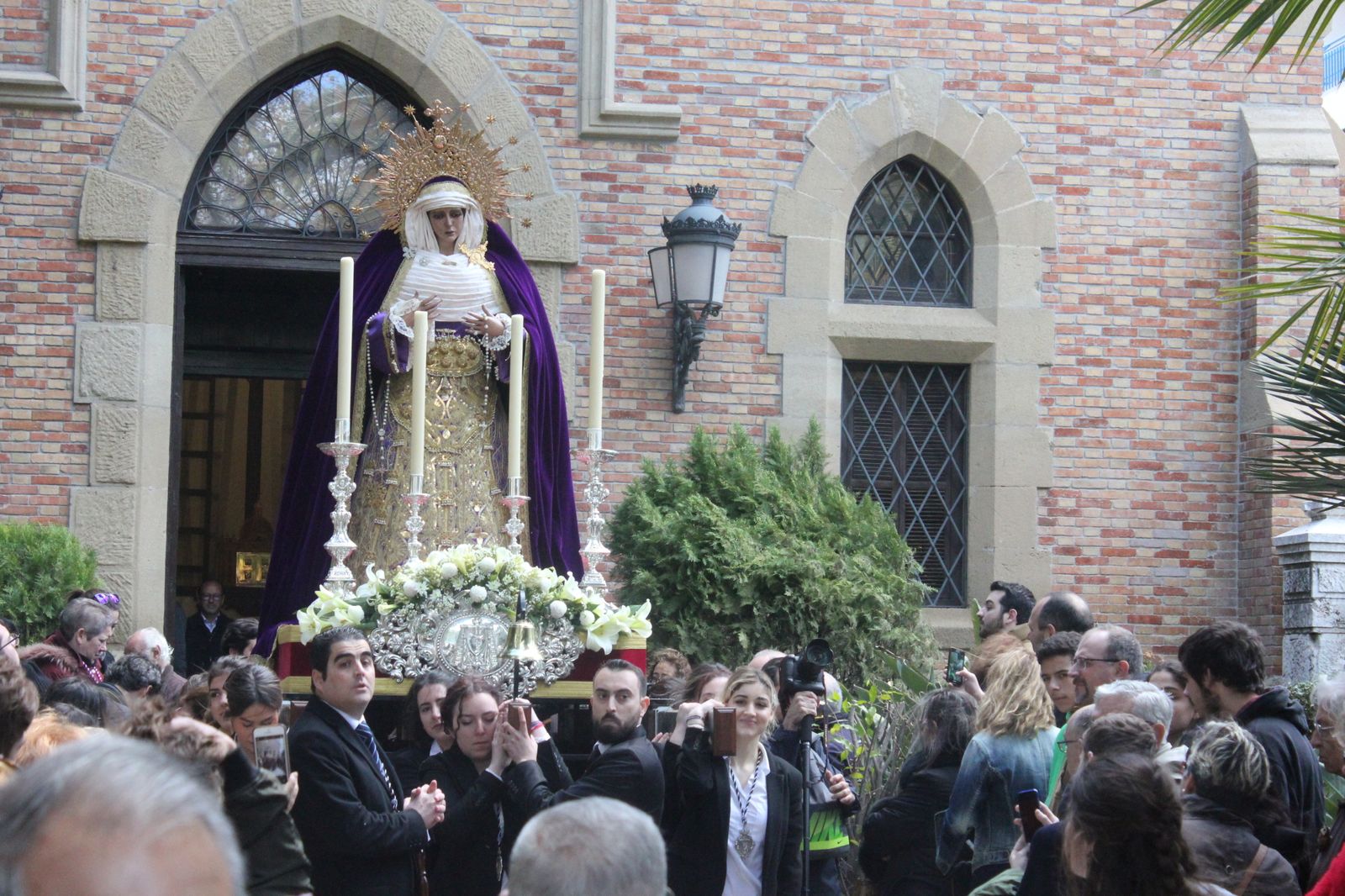 La Virgen de las Angustias sale de la capilla del Hospital Noble.