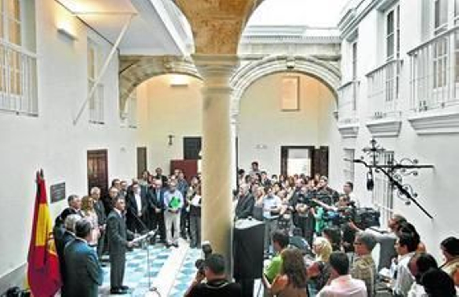 Políticos y gente de la cultura, en el patio principal de la Casa Pinillos en la tarde de ayer.