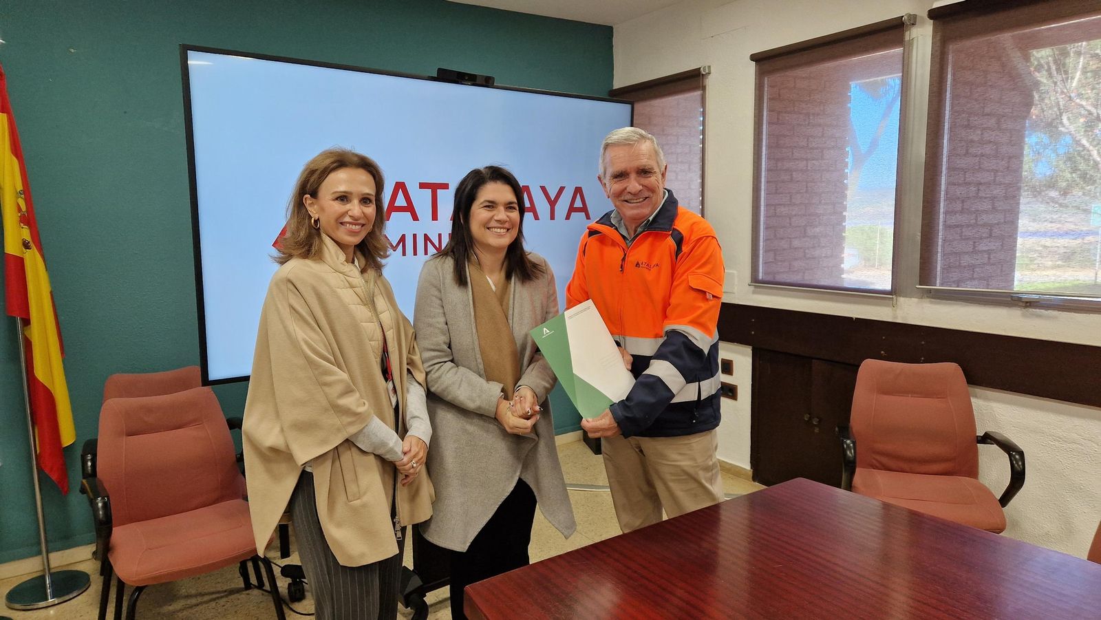 La delegada, junto con Enrique Delgado, de Atalaya Mining, y Cristina Guirado, de Endesa.
