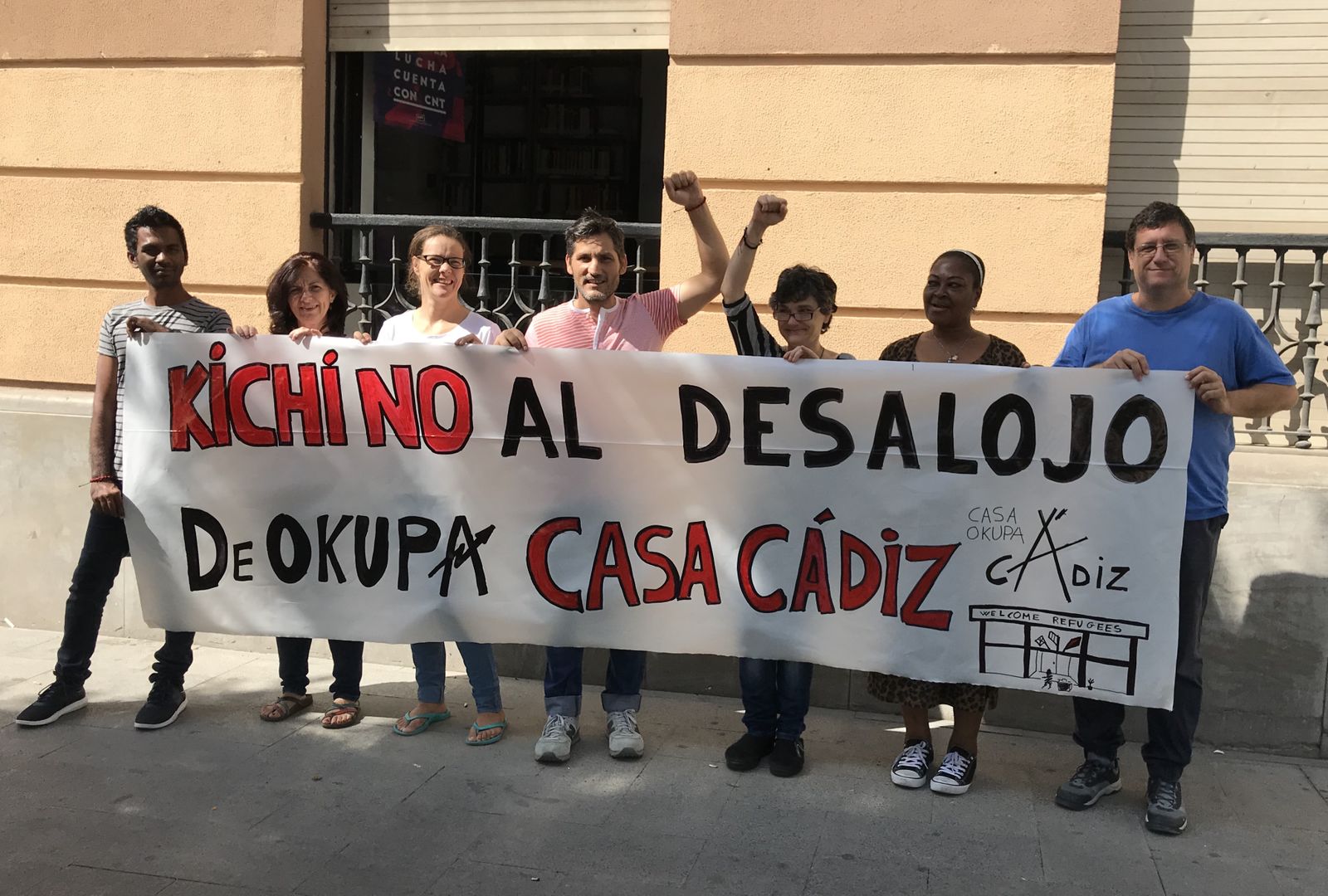Miembros del colectivo que ha ocupado la Casa de Cádiz en Barcelona.