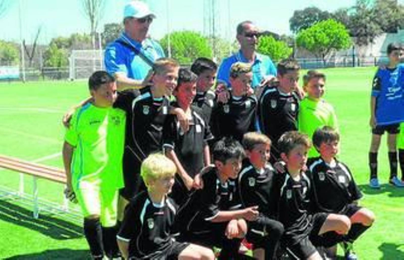Los equipos campeones, Zalamea la Real (arriba) y el Arroyo sevillano.