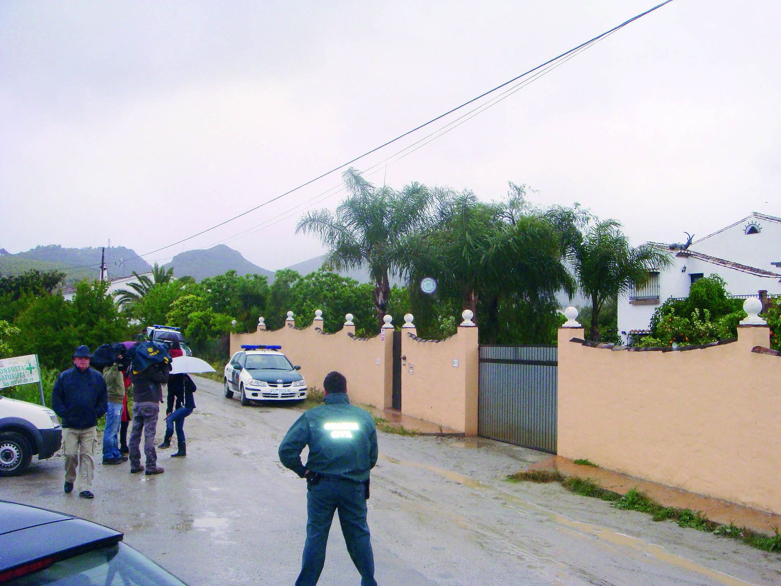 Agentes de la Guardia Civil, apostados frente a la vivienda donde se localizaron los cuerpos.