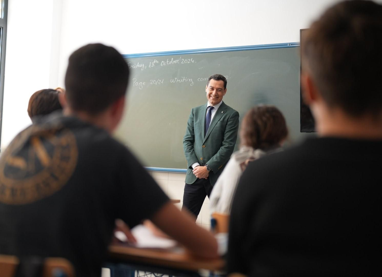 El presidente de la Junta de Andalucía, Juan Manuel Moreno, en el nuevo instituto.