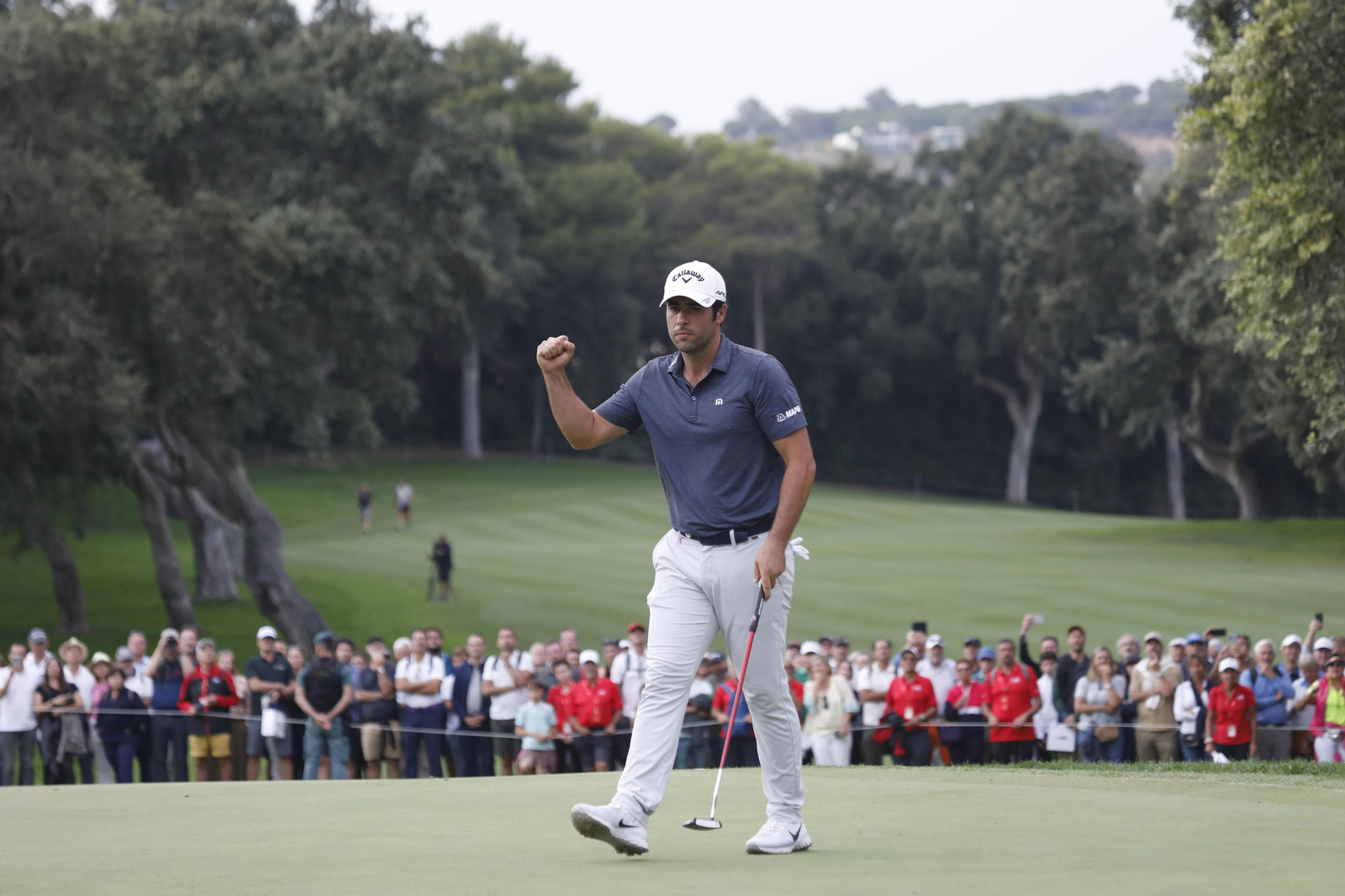 Adrián Otaegui levanta el puño en Valderrama.