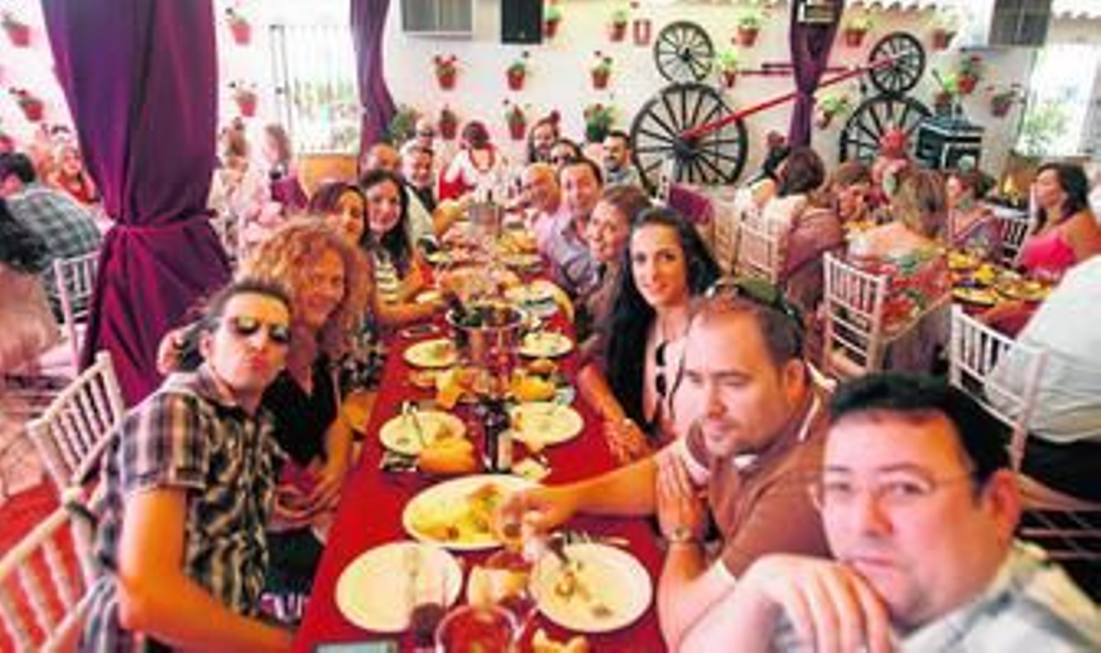 Un grupo de personas disfruta de un día de Feria en una de las casetas de la edición del pasado año.