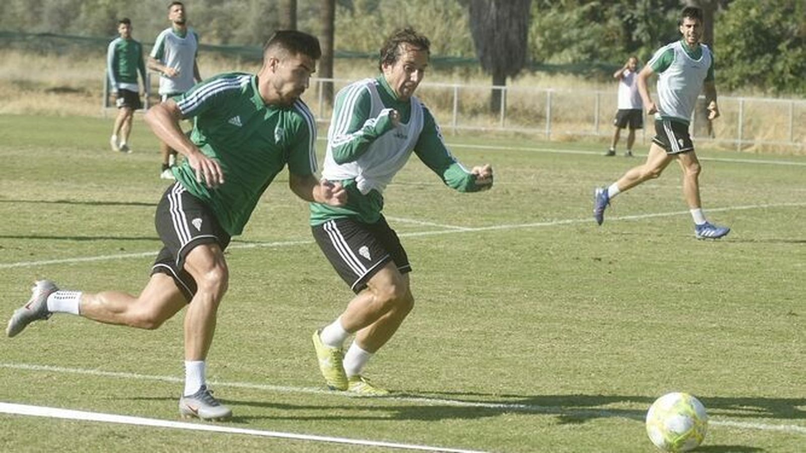 Raúl Cámara y Víctor Ruiz forcejean en un entrenamiento