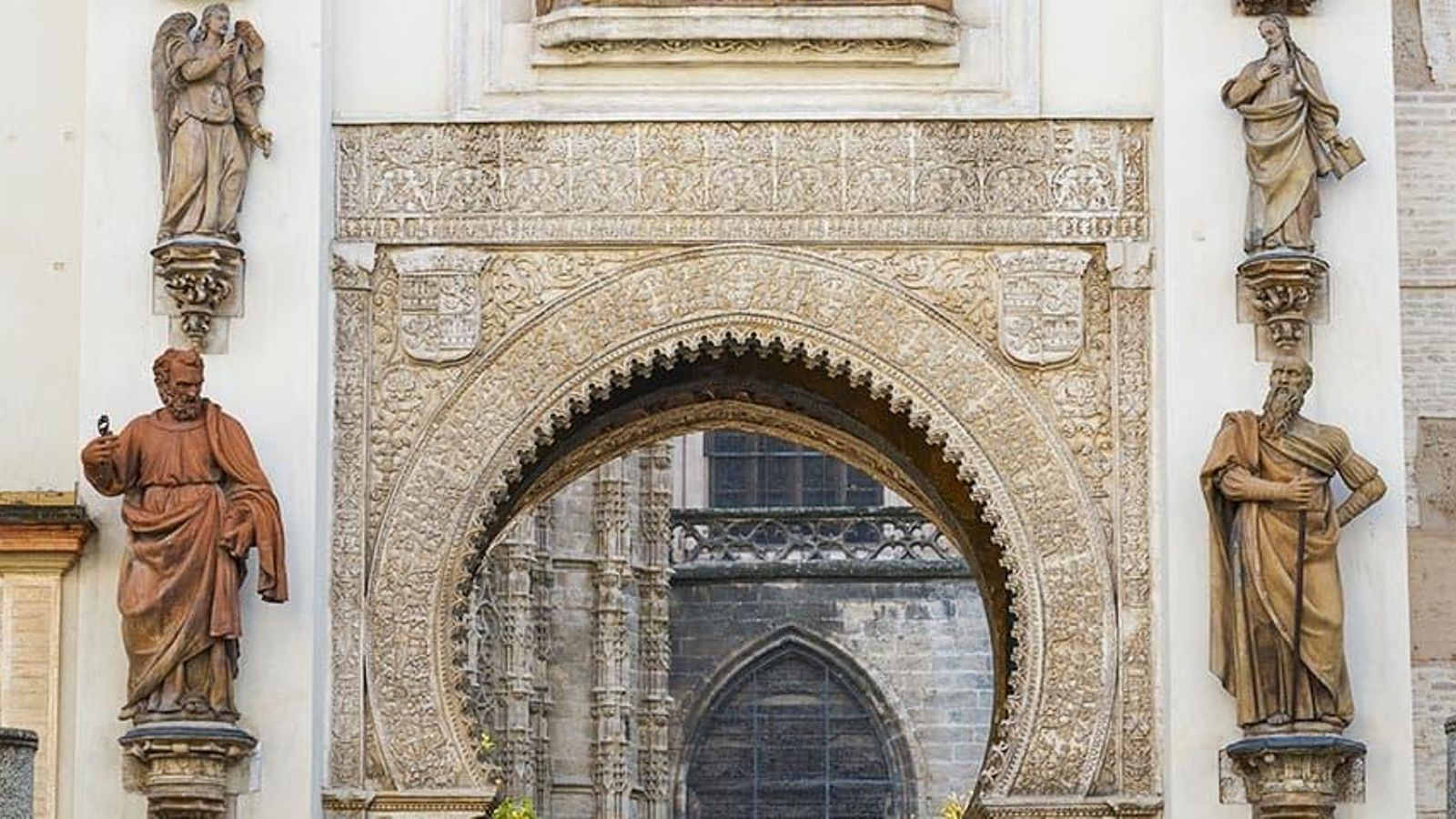 Una de las esculturas de esta parte de la fachada de la Catedral tiene un pequeño detalle que te dejará de piedra