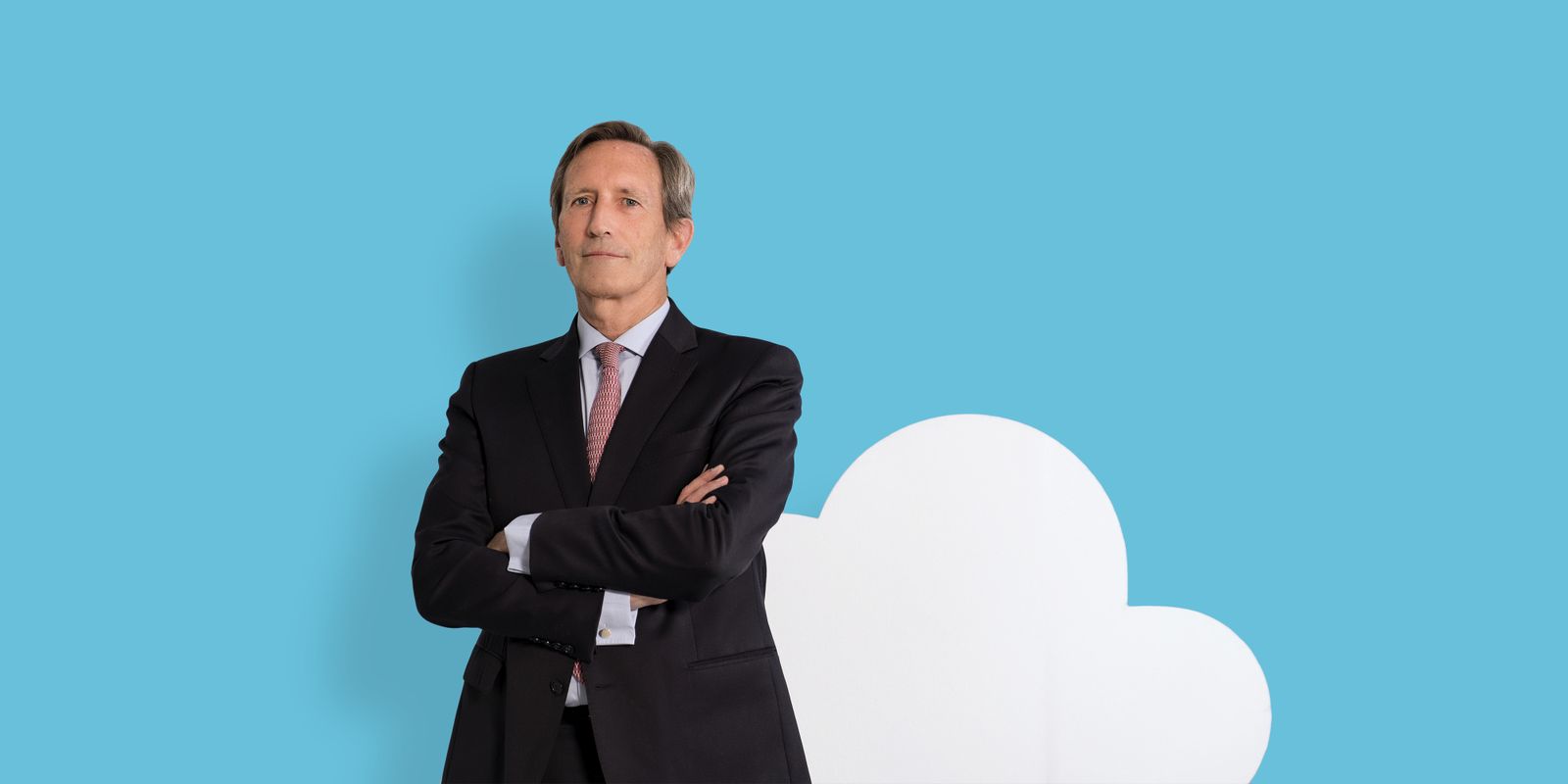 Torcuato Luca de Tena junto a una nube.