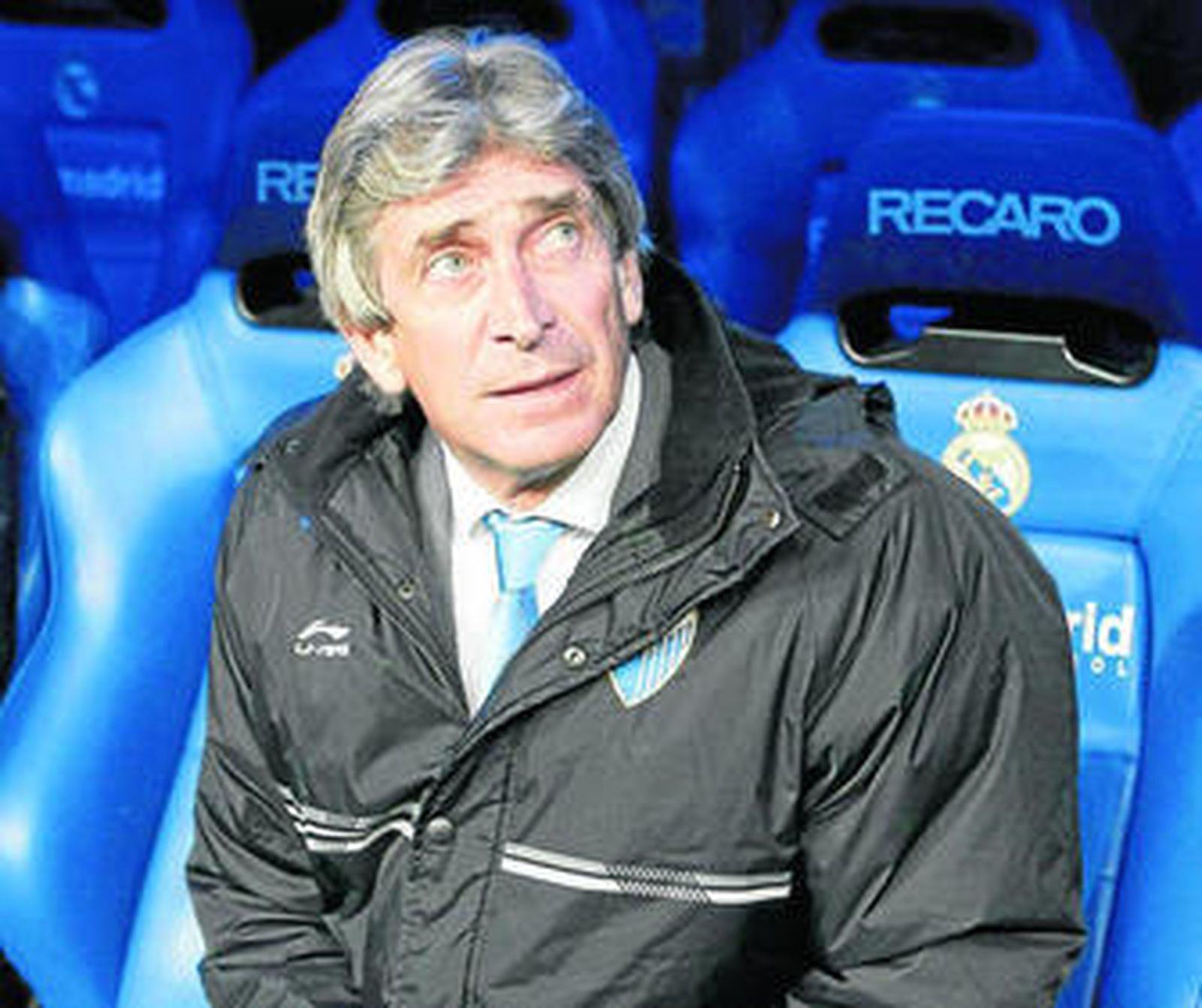 Pellegrini sentado en el banquillo del Santiago Bernabéu.