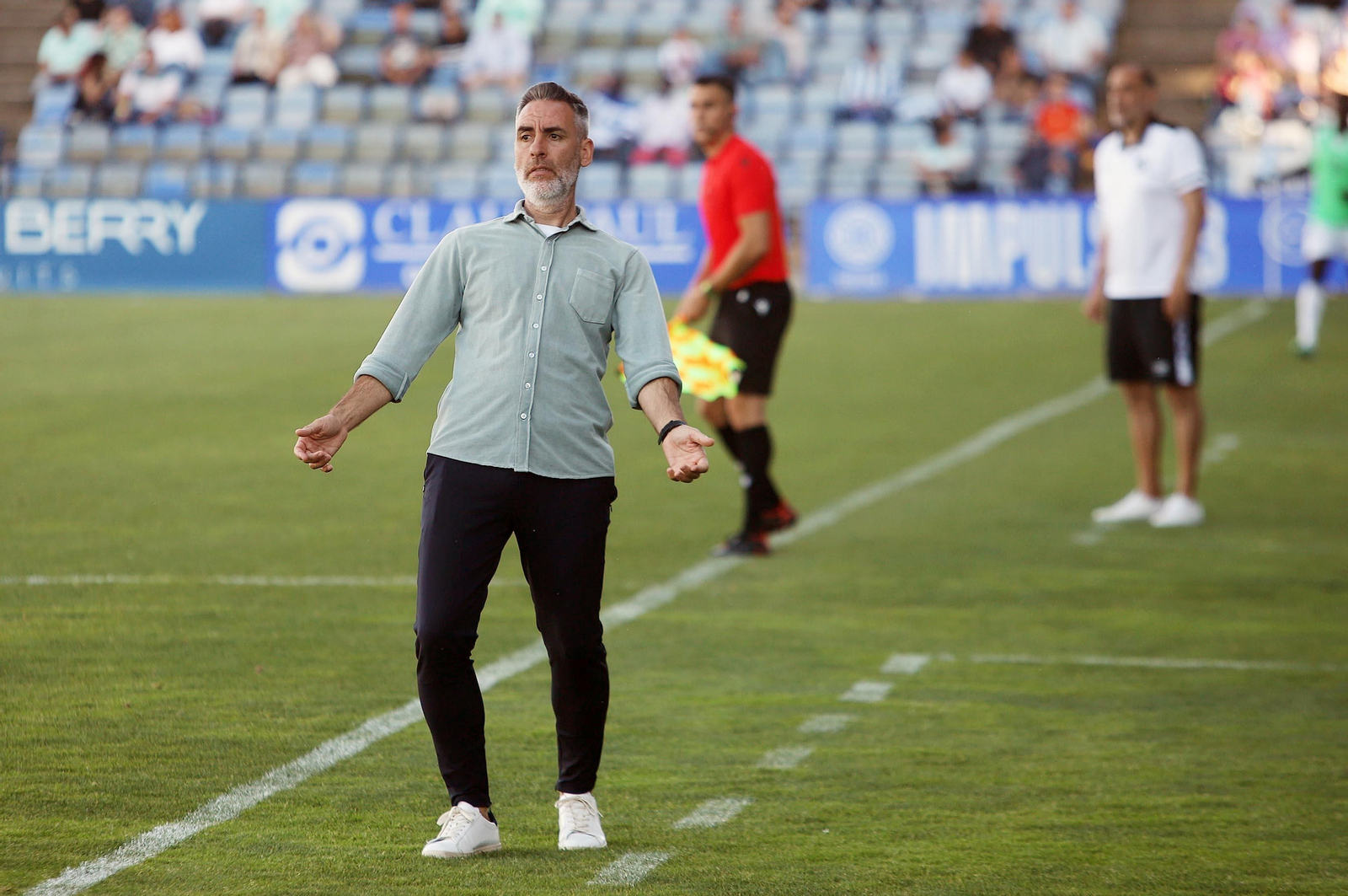 Abel Gómez da instrucciones en el último partido del campeonato.