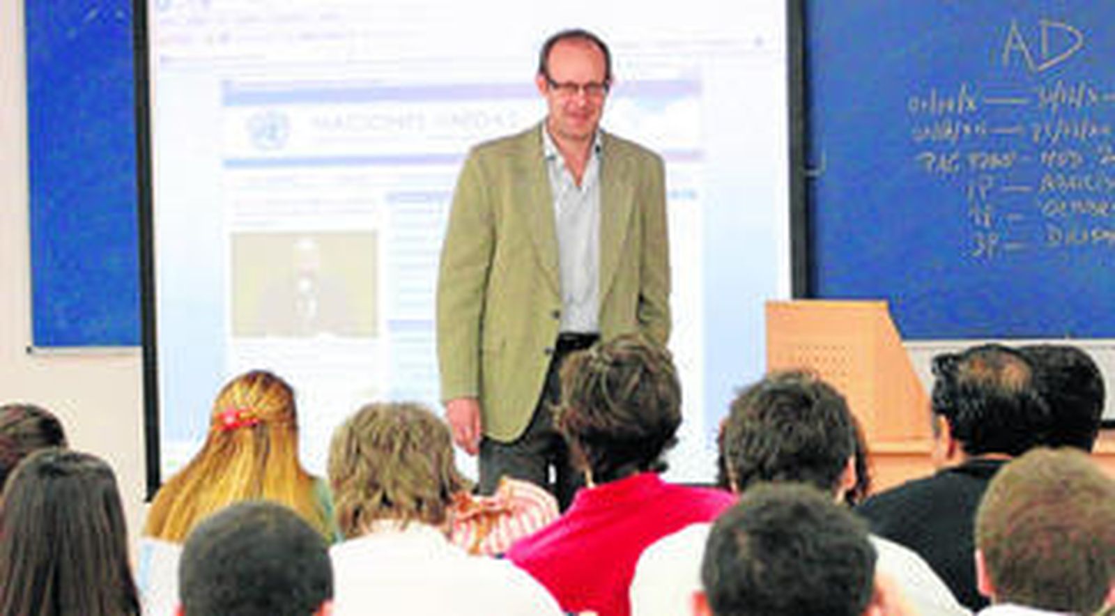 Una de las clases que se imparten del grado de Derecho en la Politécnica, con el profesor Jesús Verdú.