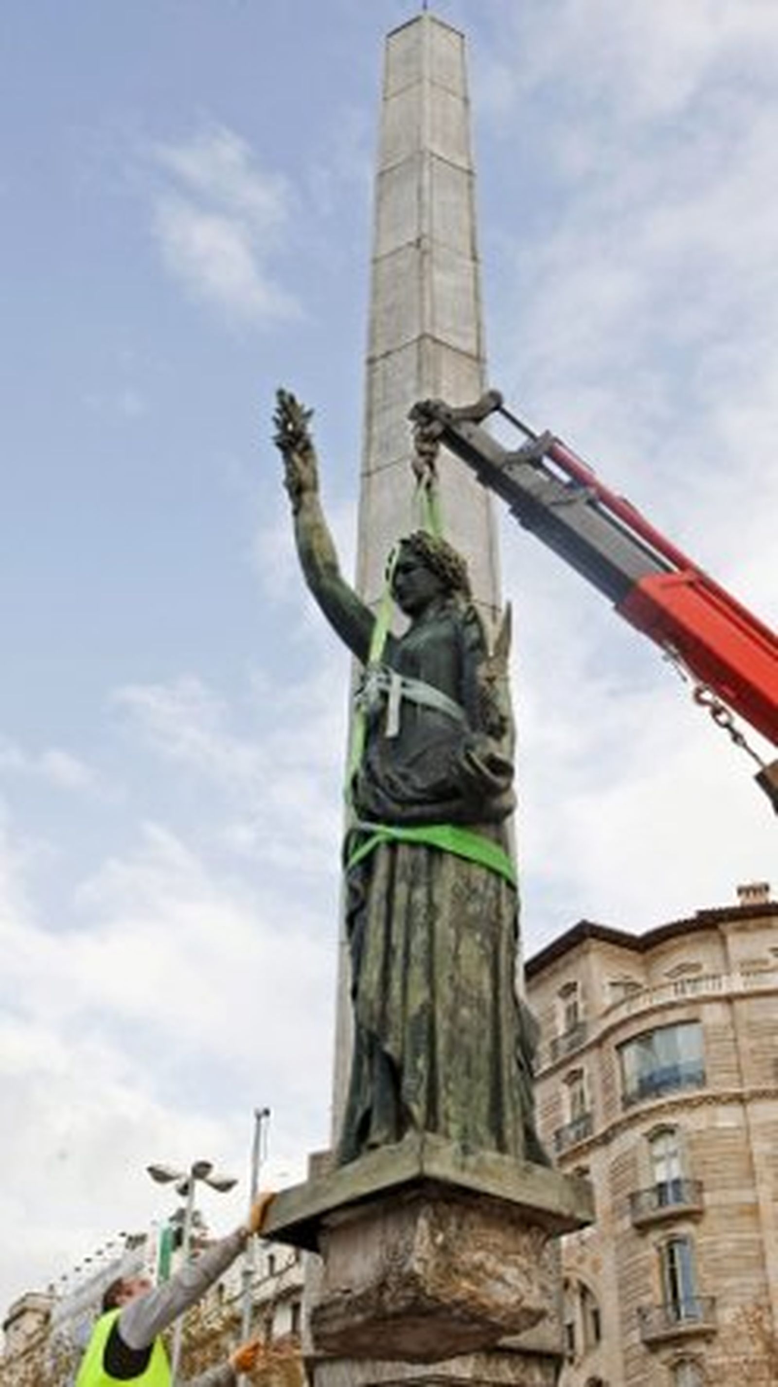 Barcelona retira de sus calles el último monumento franquista