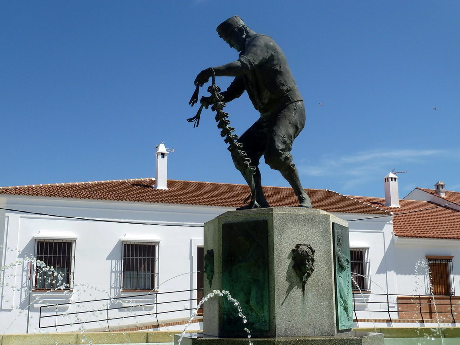 Monumento a la Danza de los Palos, baile popular en Villablanca