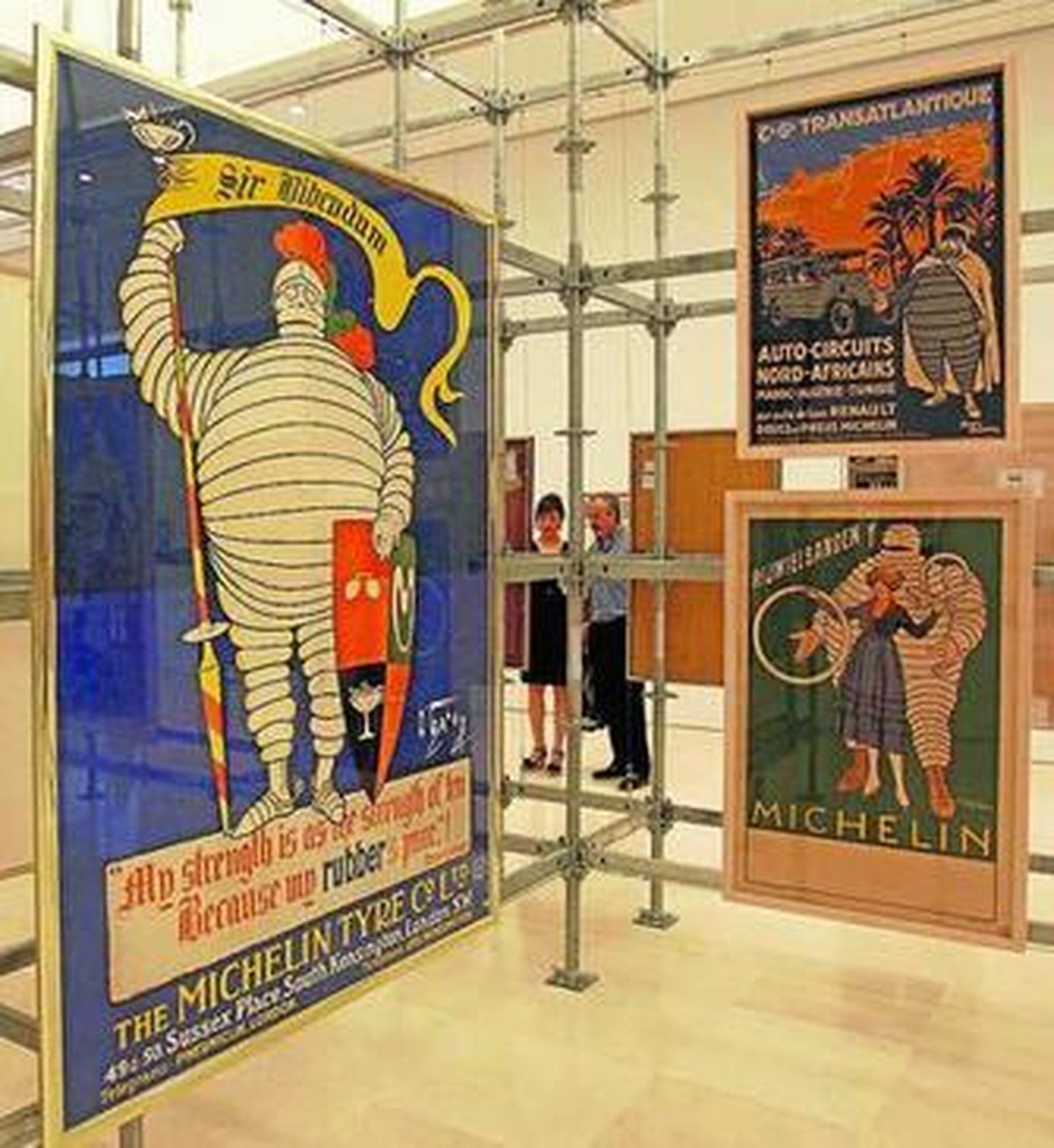 Algunos de los significativos carteles que se exhiben.