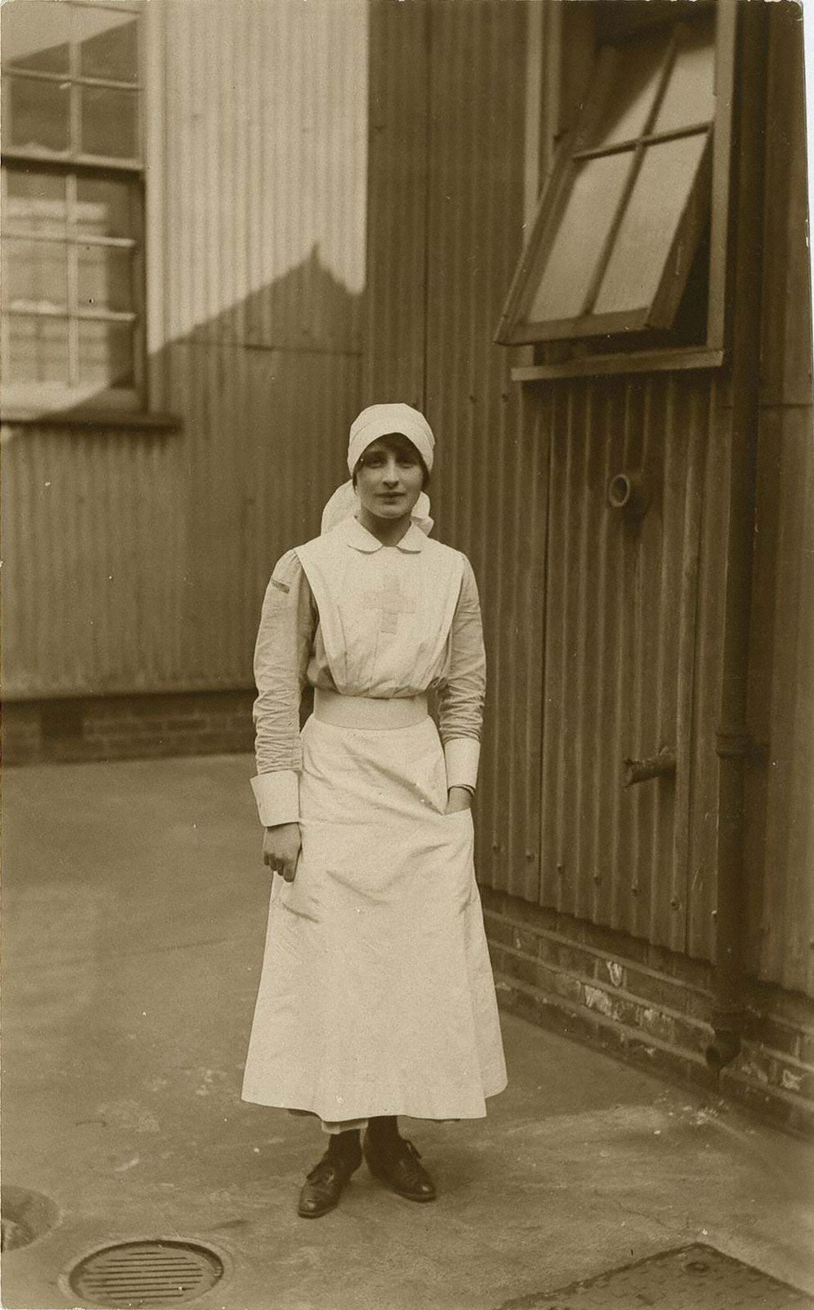Una joven Vera Brittain en uniforme de enfermera