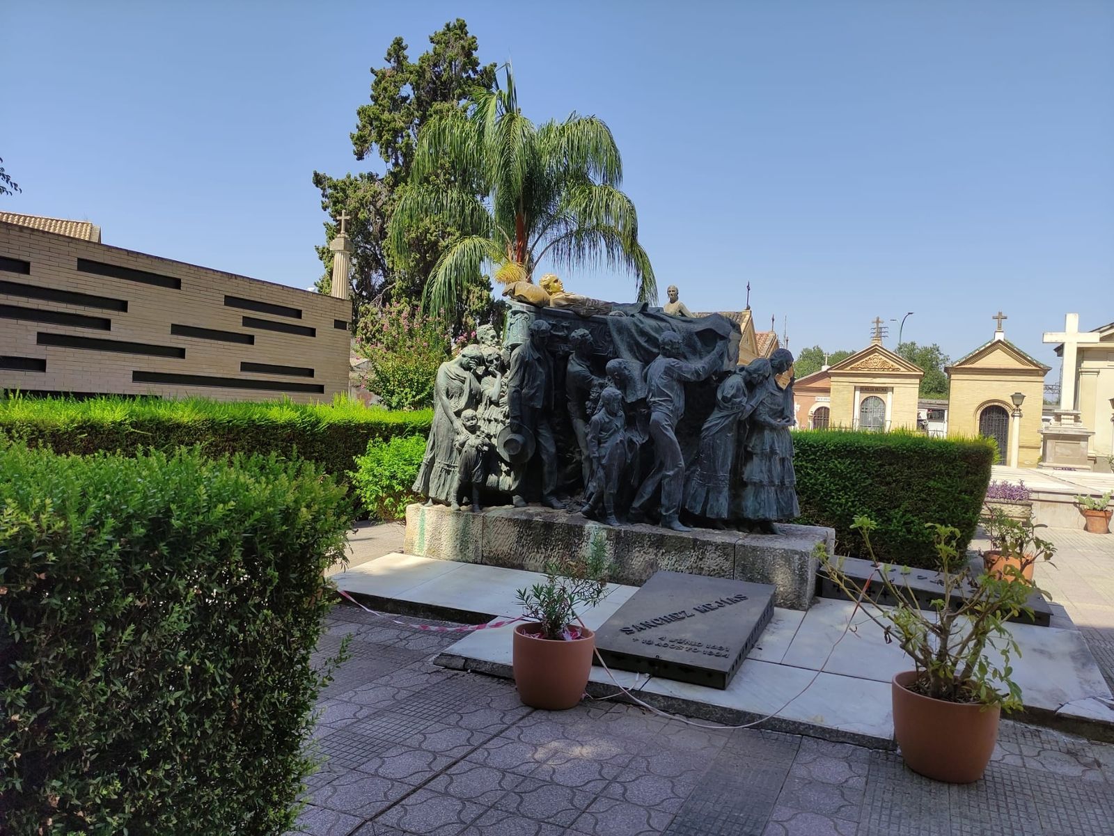 El sol nimba el féretro de Joselito con la estatua de Juanita Reina detrás.
