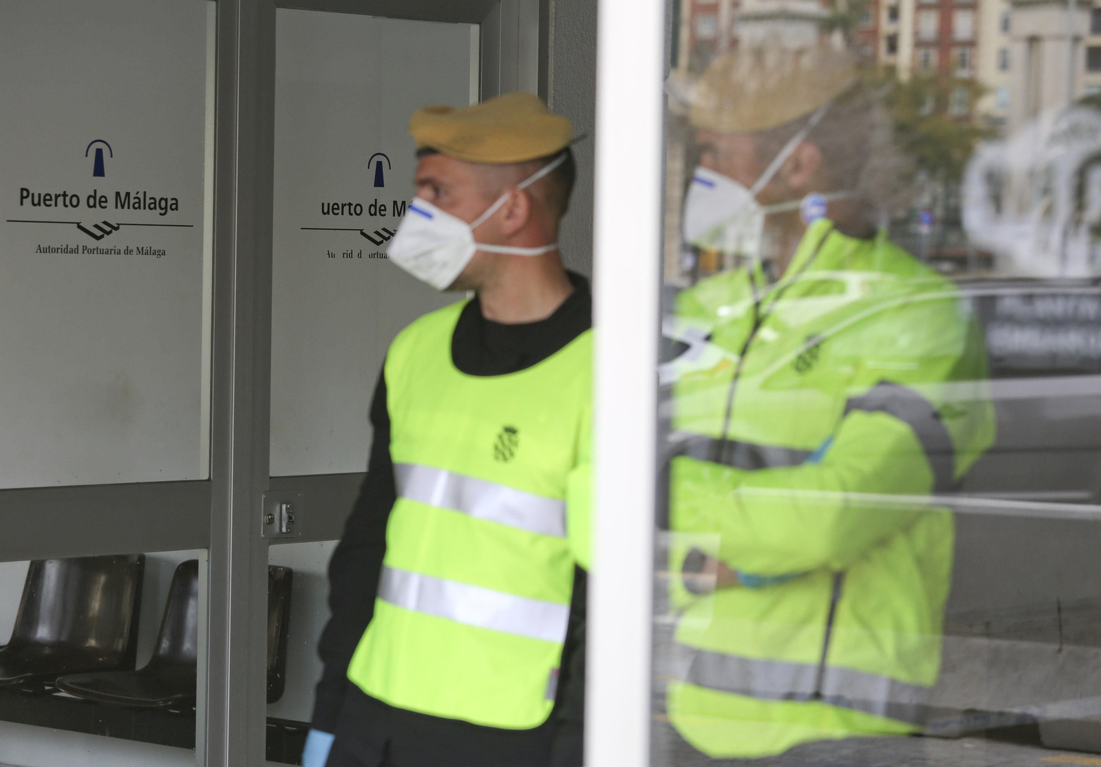 La UME desinfecta en Málaga la estación de autobuses y el puerto, en fotos