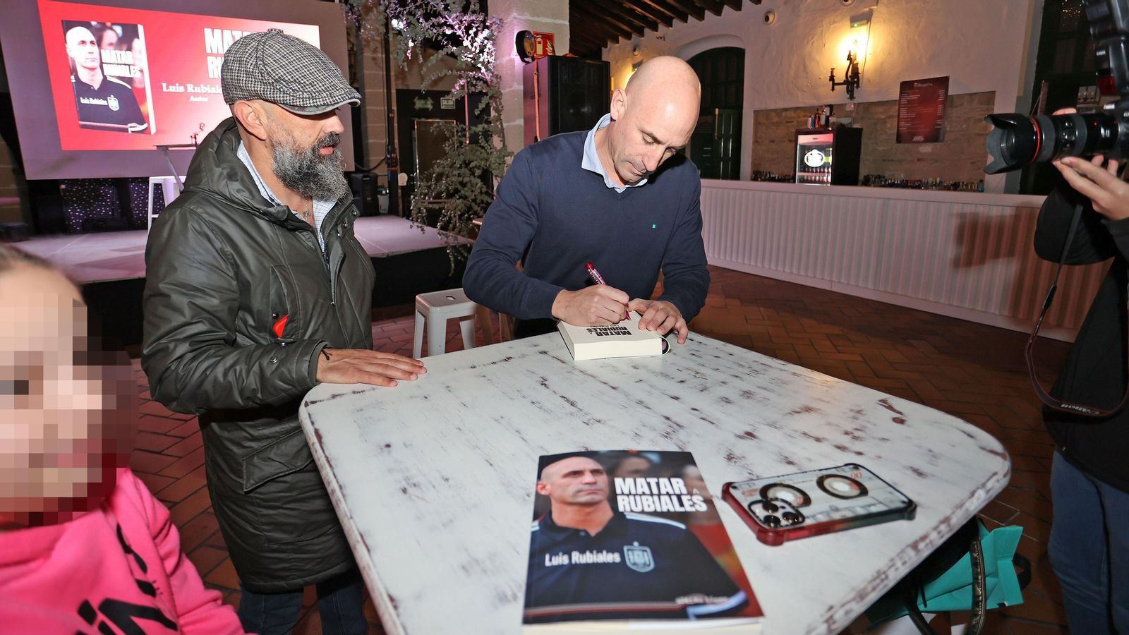 Rubiales, firmando uno de sus libros a Juan Luis Gil, presidente del Xerez.