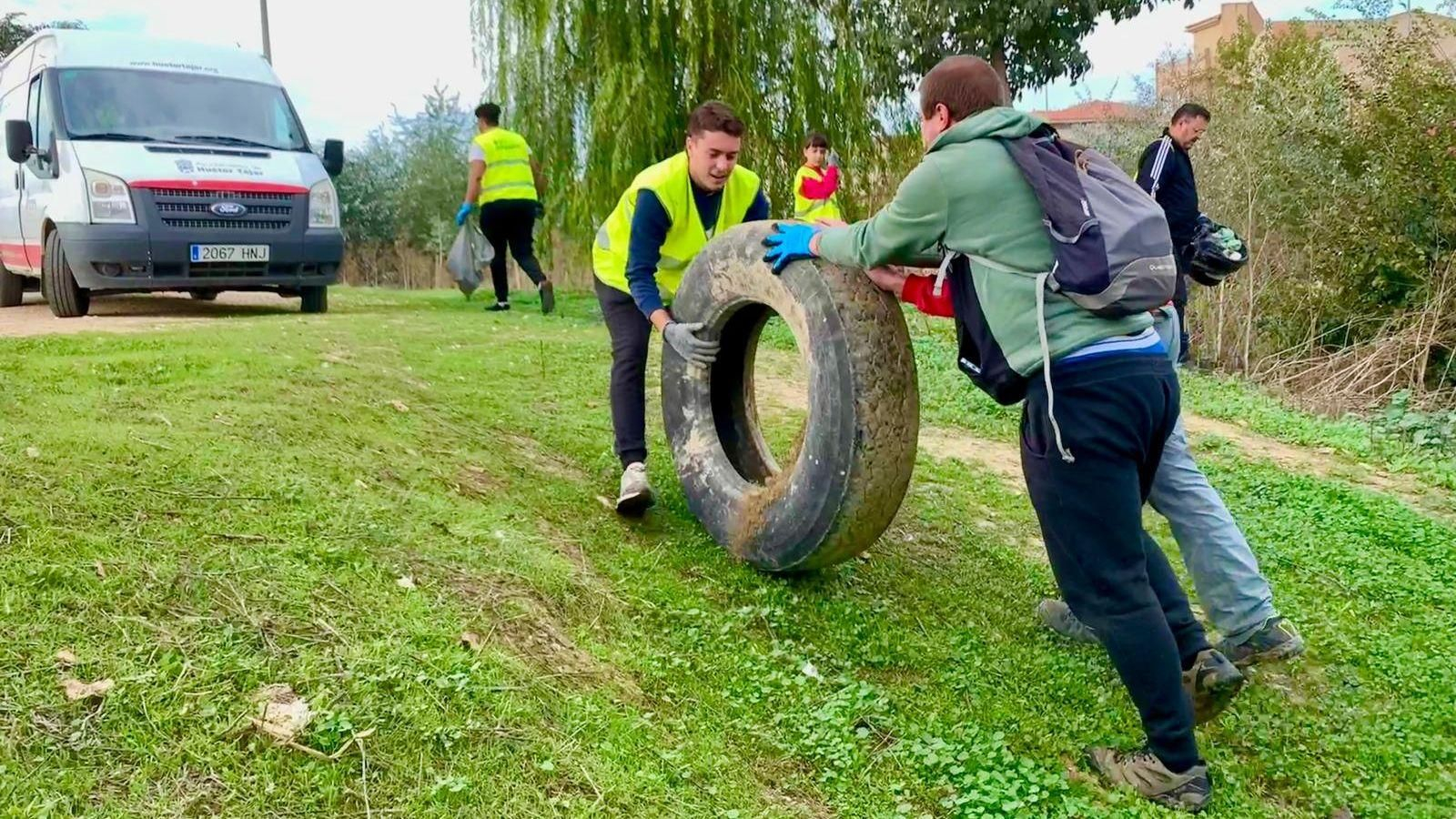 Jornada de limpieza en la ribera del río Genil a su paso por Huétor Tájar Jornada de limpieza en la ribera del río Genil a su paso por Huétor Tájar