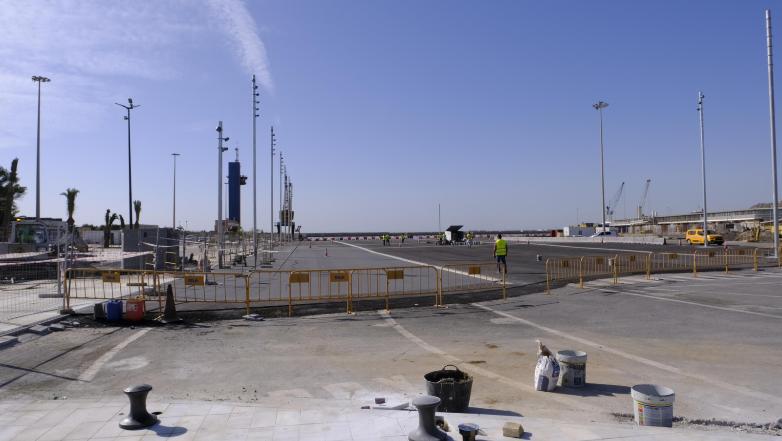 La prueba del izado de la bandera española y las obras del Puerto de Almería, en imágenes