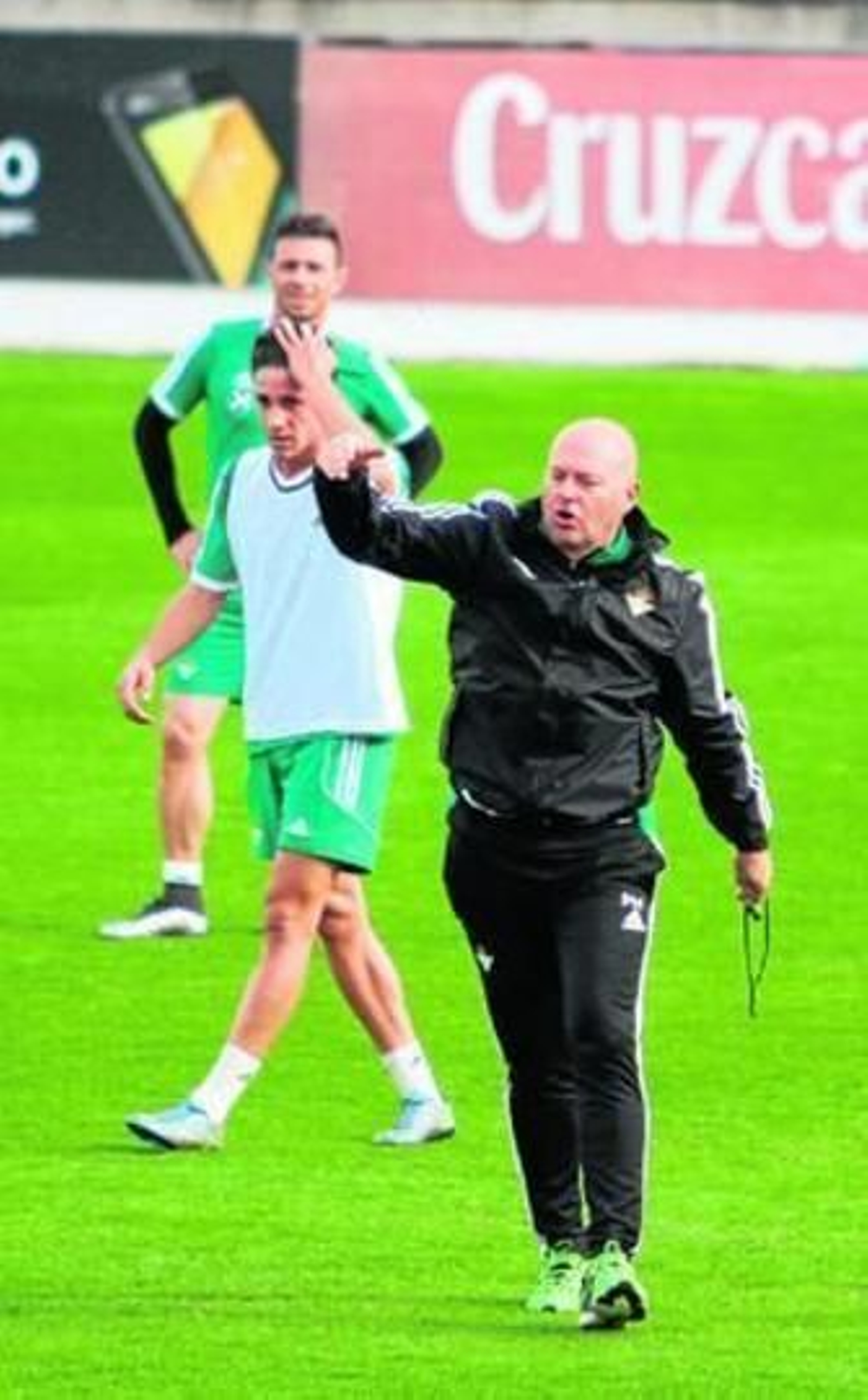 Pepe Mel da órdenes con Rubén Castro muy atento al fondo.