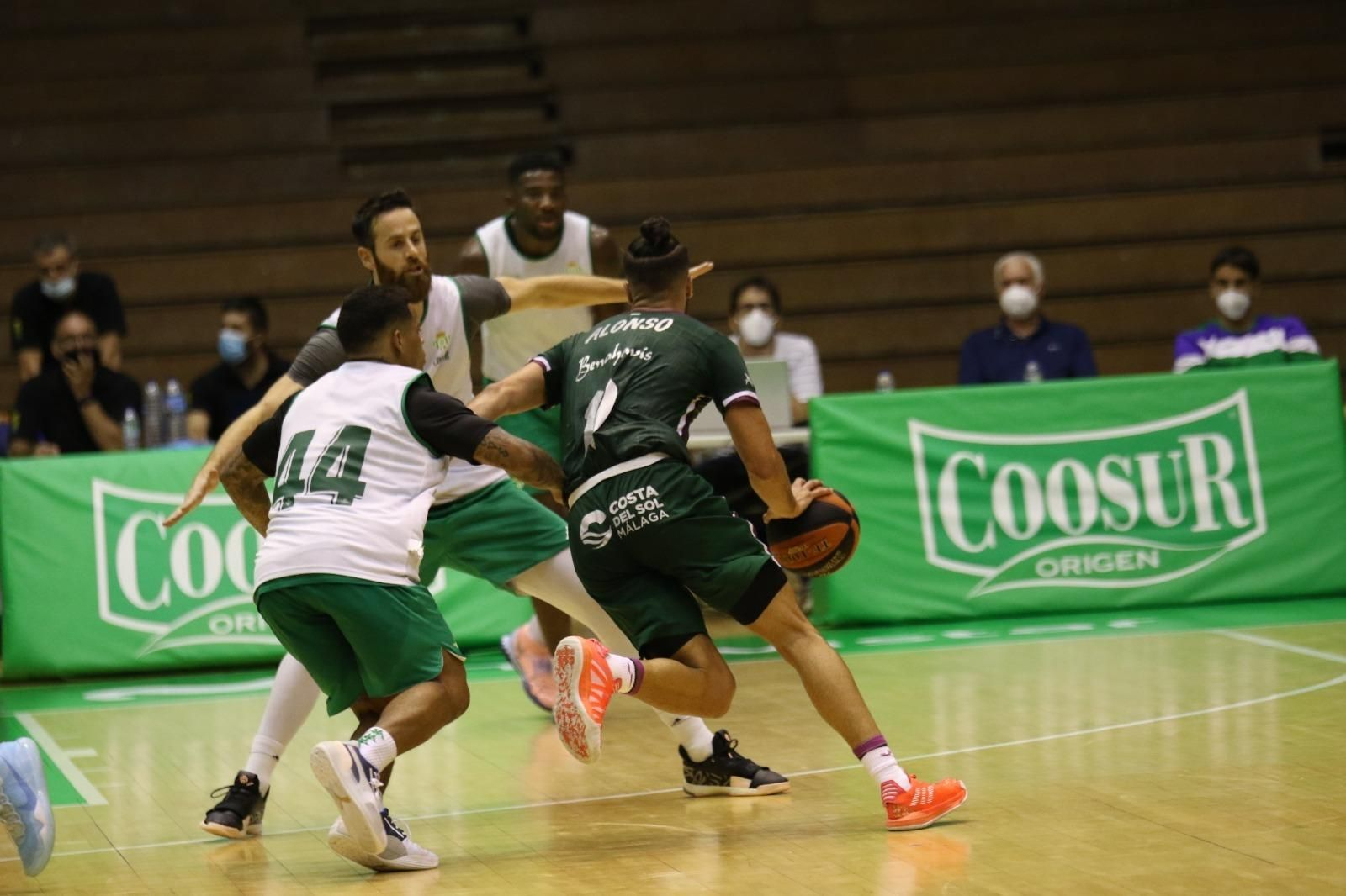 Francis Alonso ataca la defensa rival.