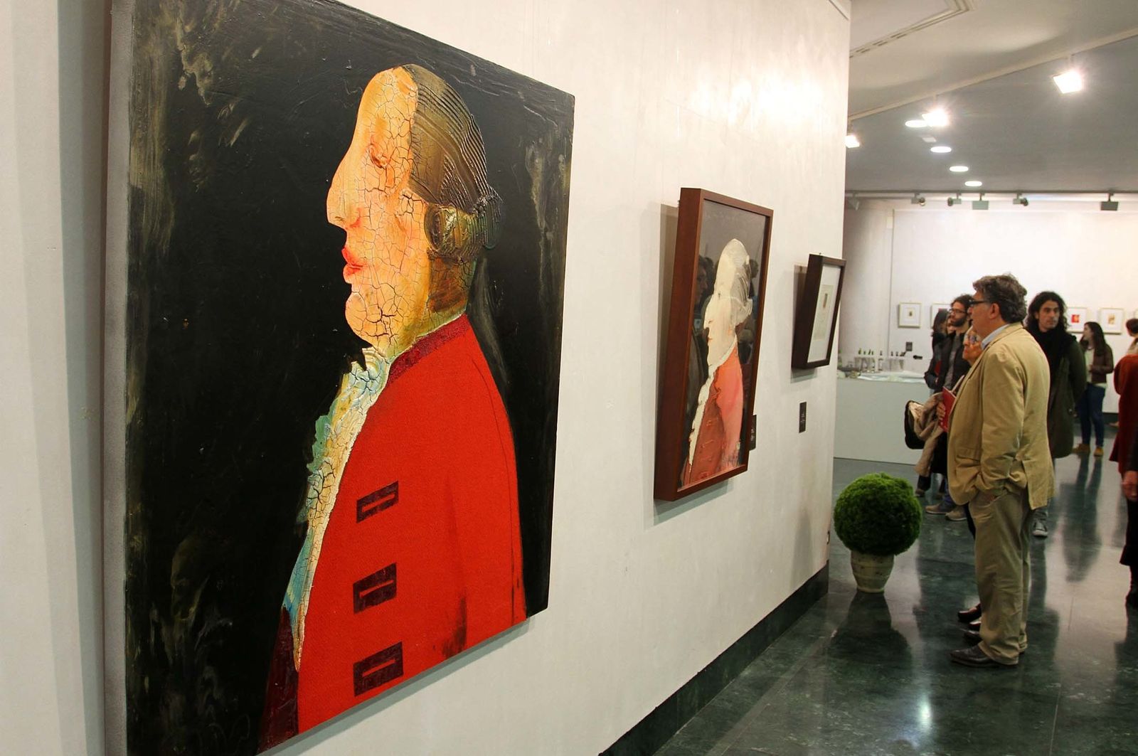 Imágenes de la exposición de Víctor Pulido '(Hilo conductor). 20 años de Clínica Enrile'.