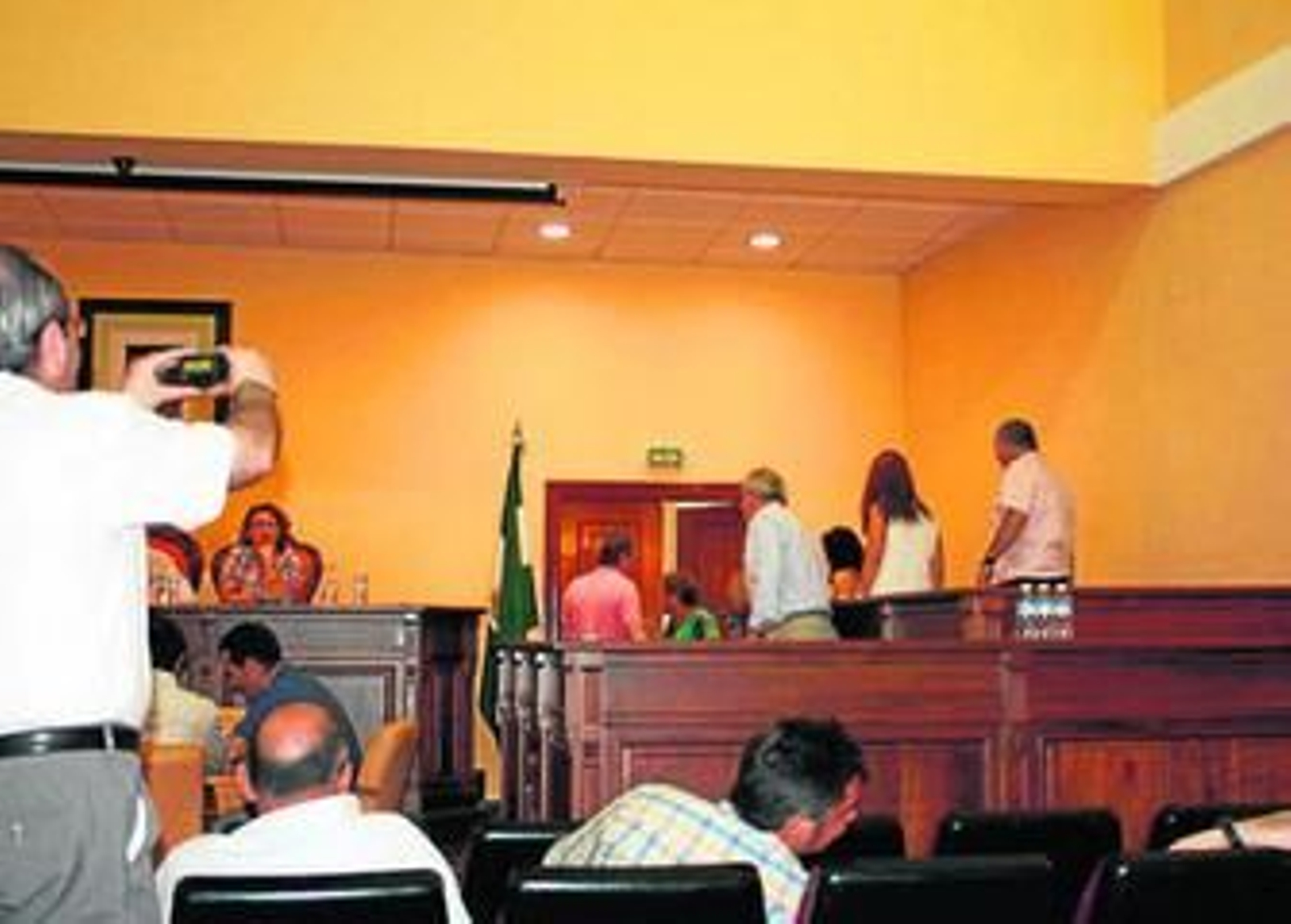 Momento en el que los ediles del PP abandonan el Pleno. Momento en el que los ediles del PP abandonan el Pleno.